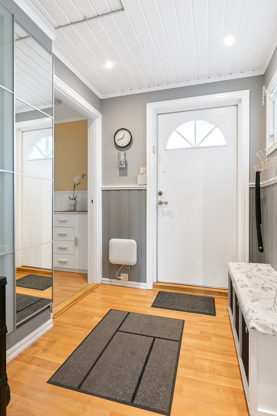 Boligen består av en luftig entré med en romslig skyvedørsgarderobe. Her er det nok av plass til å henge fra seg yttertøy, klær og sko. Galleribilde