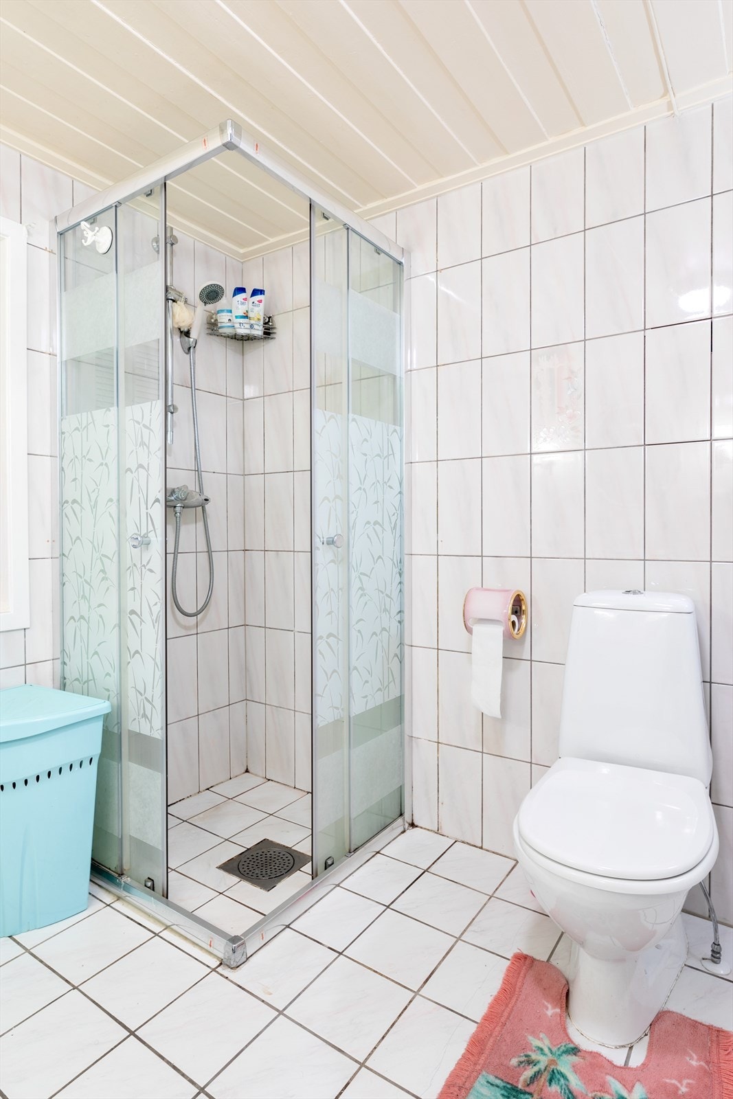 Hvite fronter og hvite fliser på vegg og gulv. Galleribilde
