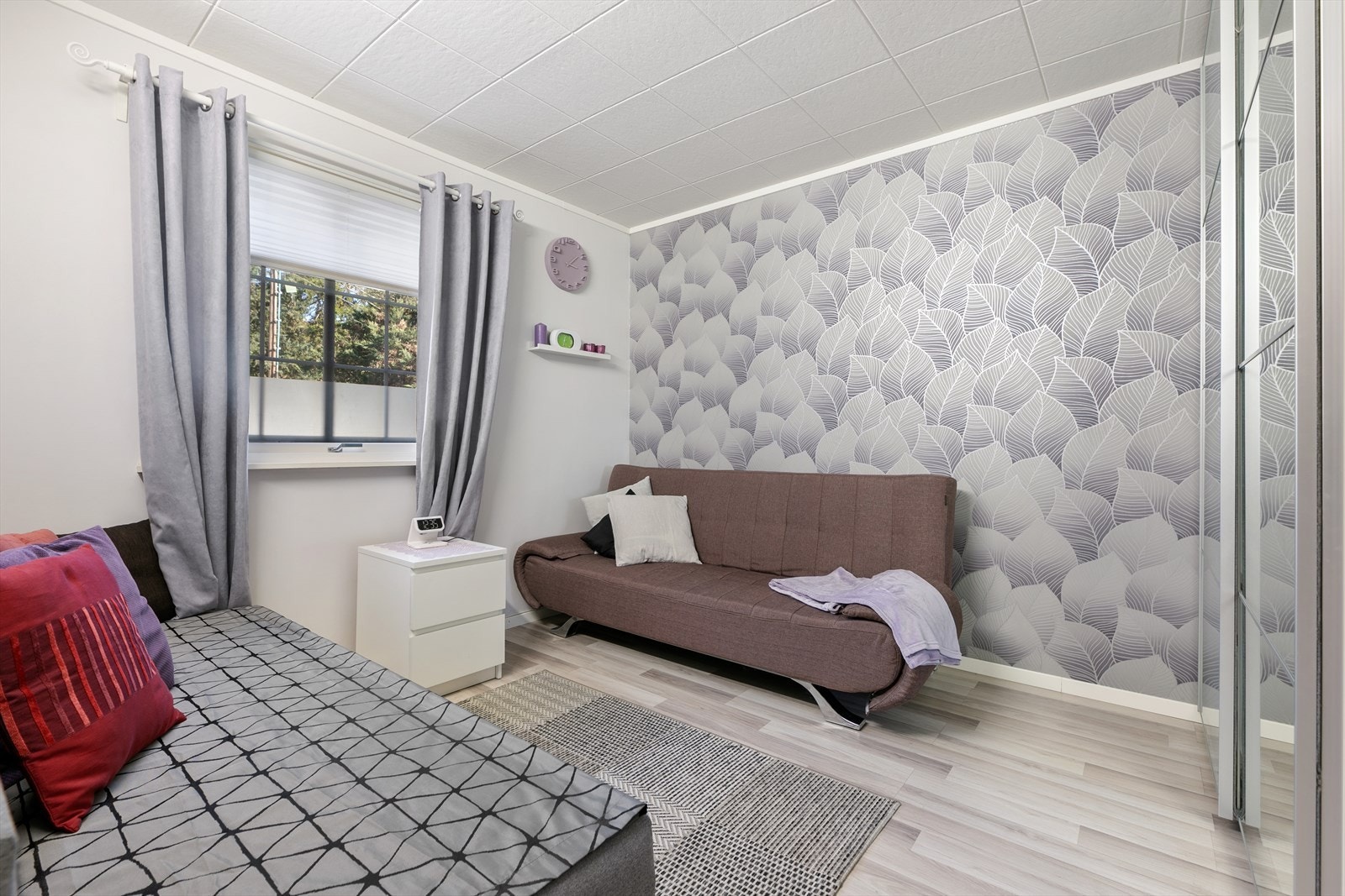 Soverom 2 er lyst og luftig og byr på gode møbleringsmuligheter - her er det plass til både sofa og seng! Galleribilde