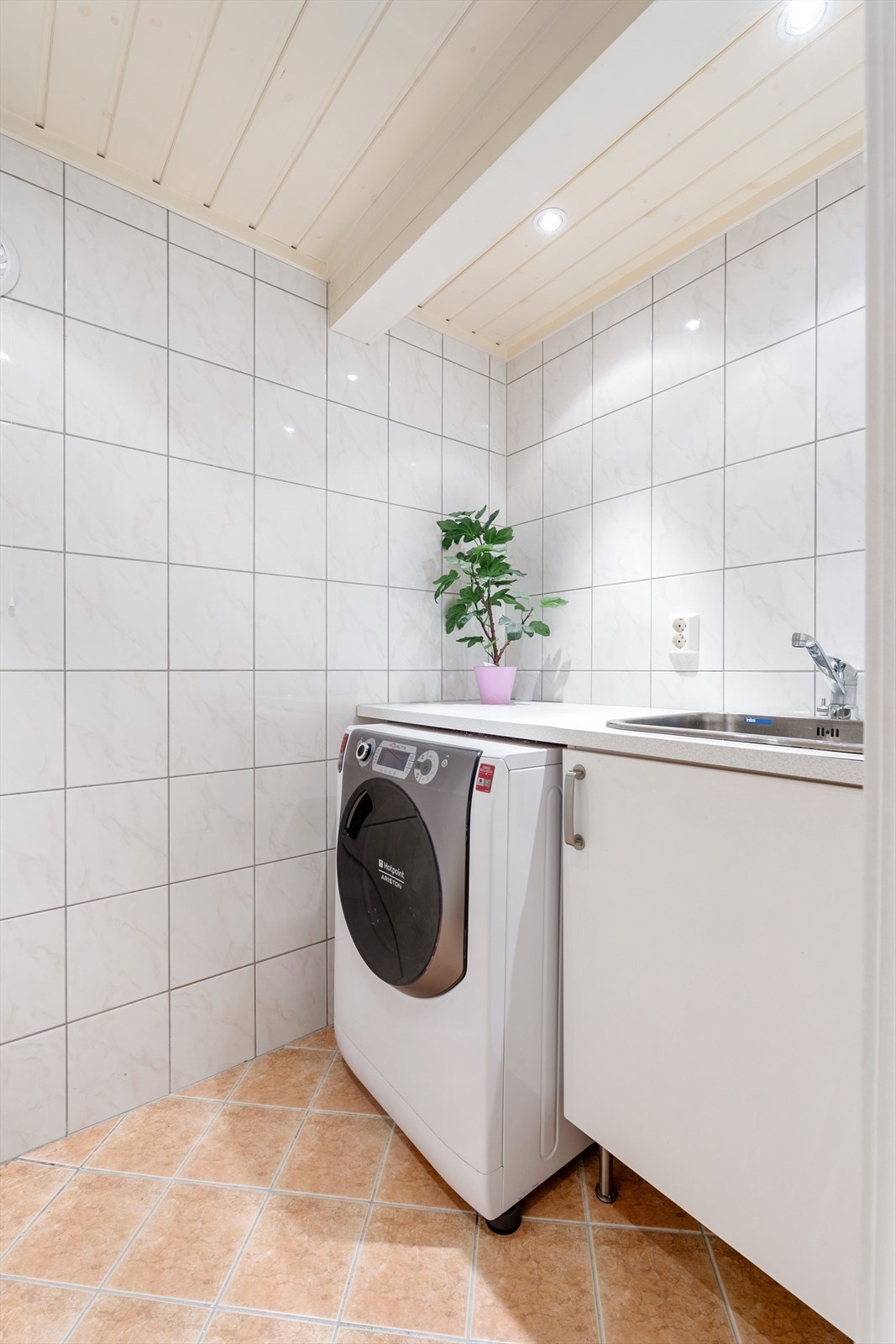 Separat og luftig vaskerom med opplegg for vaskemaskin eller tørketrommel. Galleribilde
