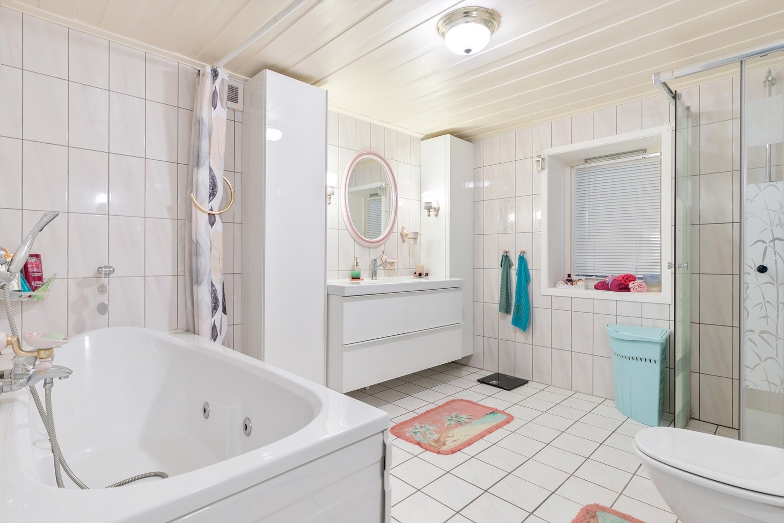Badet i underetasjen er innredet med badekar, eget dusjhjørne, klosett og servant med speil, skuffer og tilhørende skap. Galleribilde