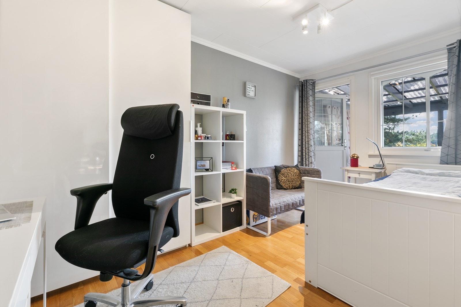 Her er det også montert en skyvedørsgarderobe som sørger for godt med garderobeplass. Galleribilde