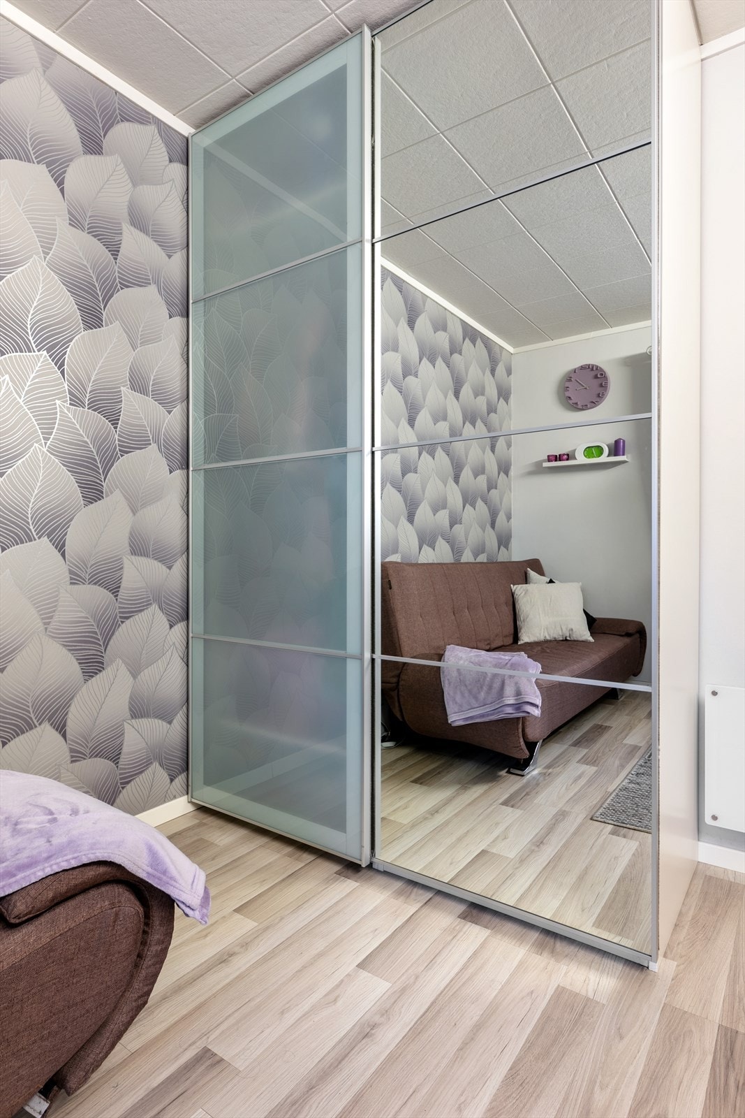 Soverommet tar for seg godt med garderobe - og oppbevaringsmuligheter. Galleribilde