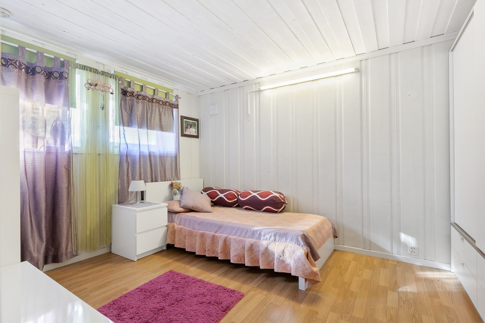 Kjellerstue 2 er av god størrelse, bestående av hvite vegger og gulv i laminat. Galleribilde