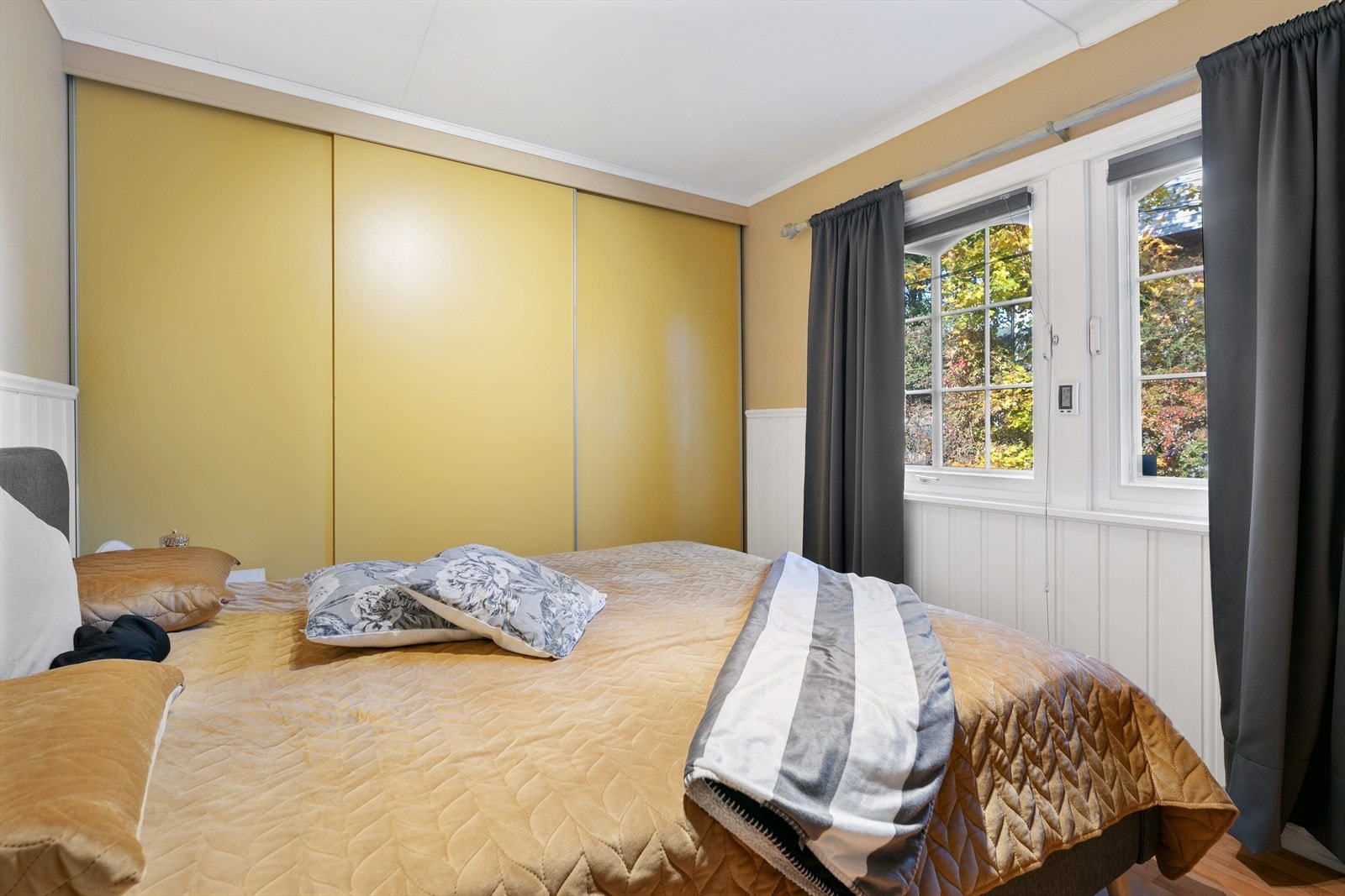 Soverom 1 er av fin størrelse med god plass til både dobbeltseng og pult. Soverommet er innredet med en stor og romslig skyvedørsgarderobe. Galleribilde