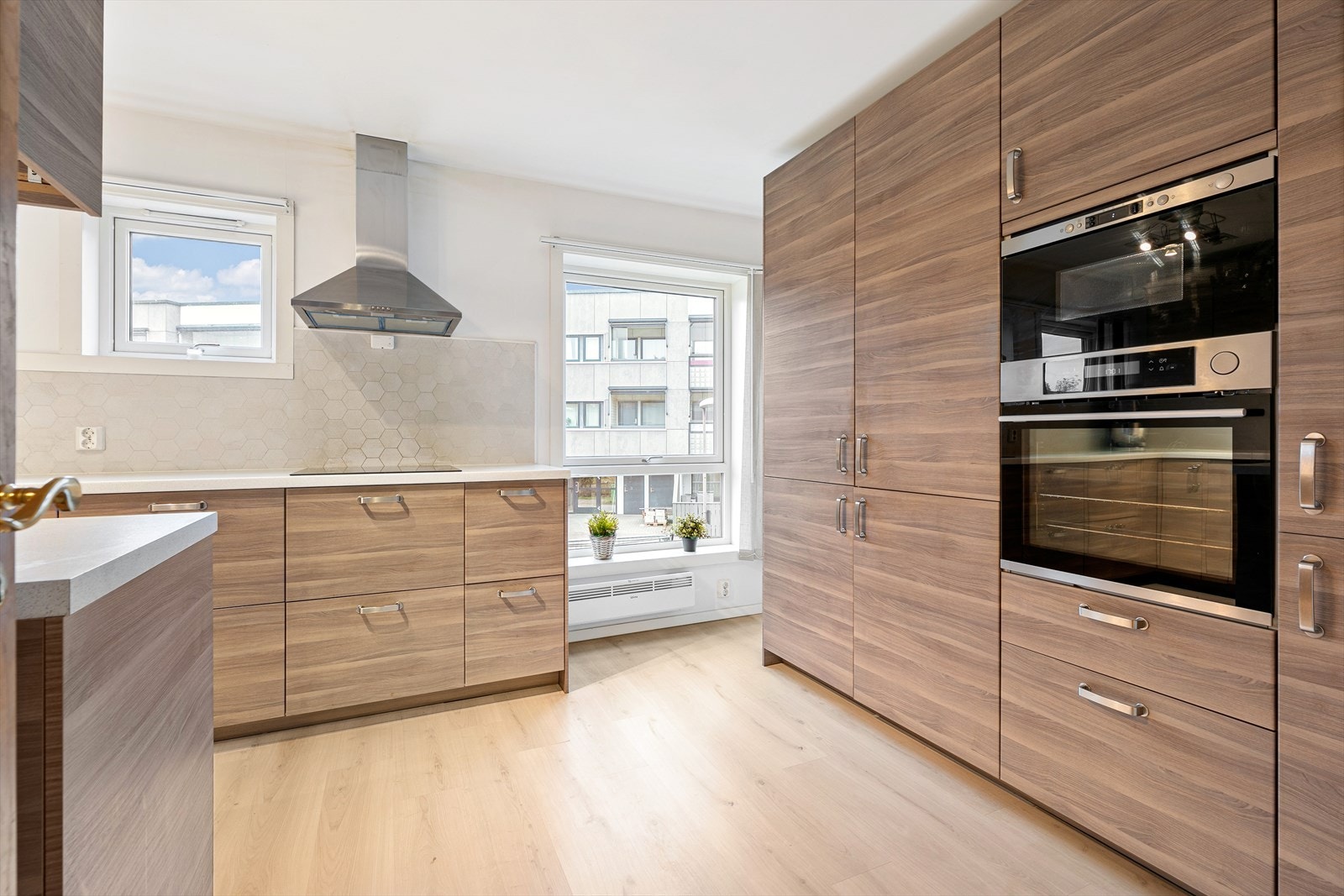 Kjøkkenet er innredet med integrerte hvitevarer som komfyr, platetopp, mikro, kjøleskap, fryser og oppvaskmaskin. Galleribilde