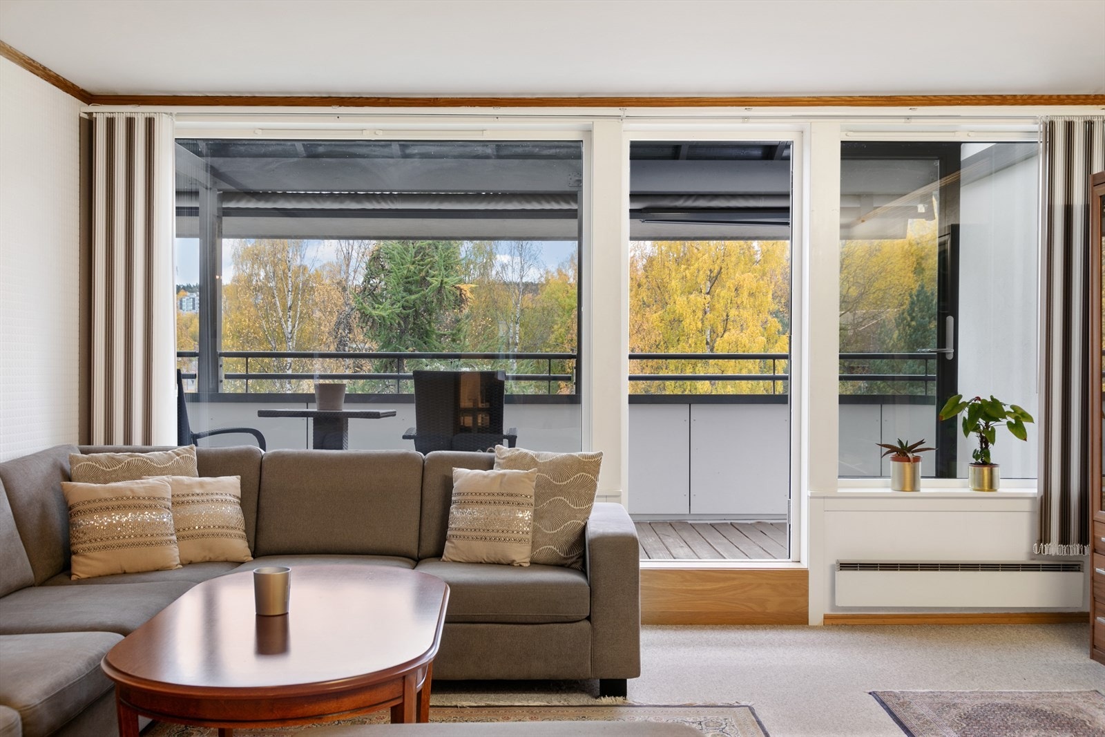 Boligen har generøse vindusflater og utgang til balkong som sørger for rikelig med naturlig lysinnslipp, uten noen form for innsyn. Galleribilde