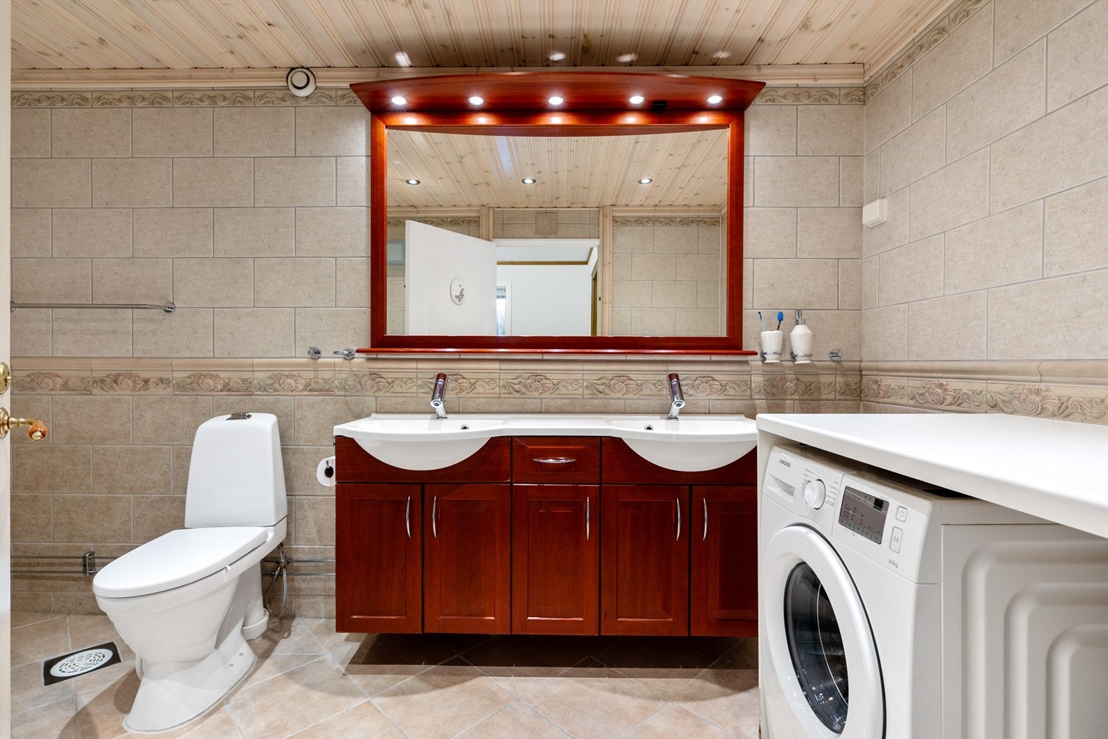 Badet har rikelig med skapplass samt et stort speil med integrerte spotter. Svært praktisk om man er flere i hus. Galleribilde