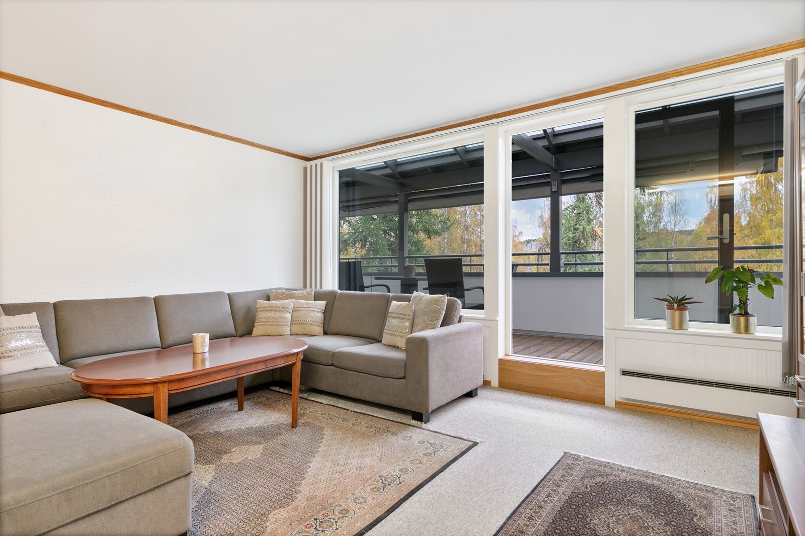 Stuen er romslig og har en form som gjør det enkelt å innrede etter egen personlig stil. Galleribilde