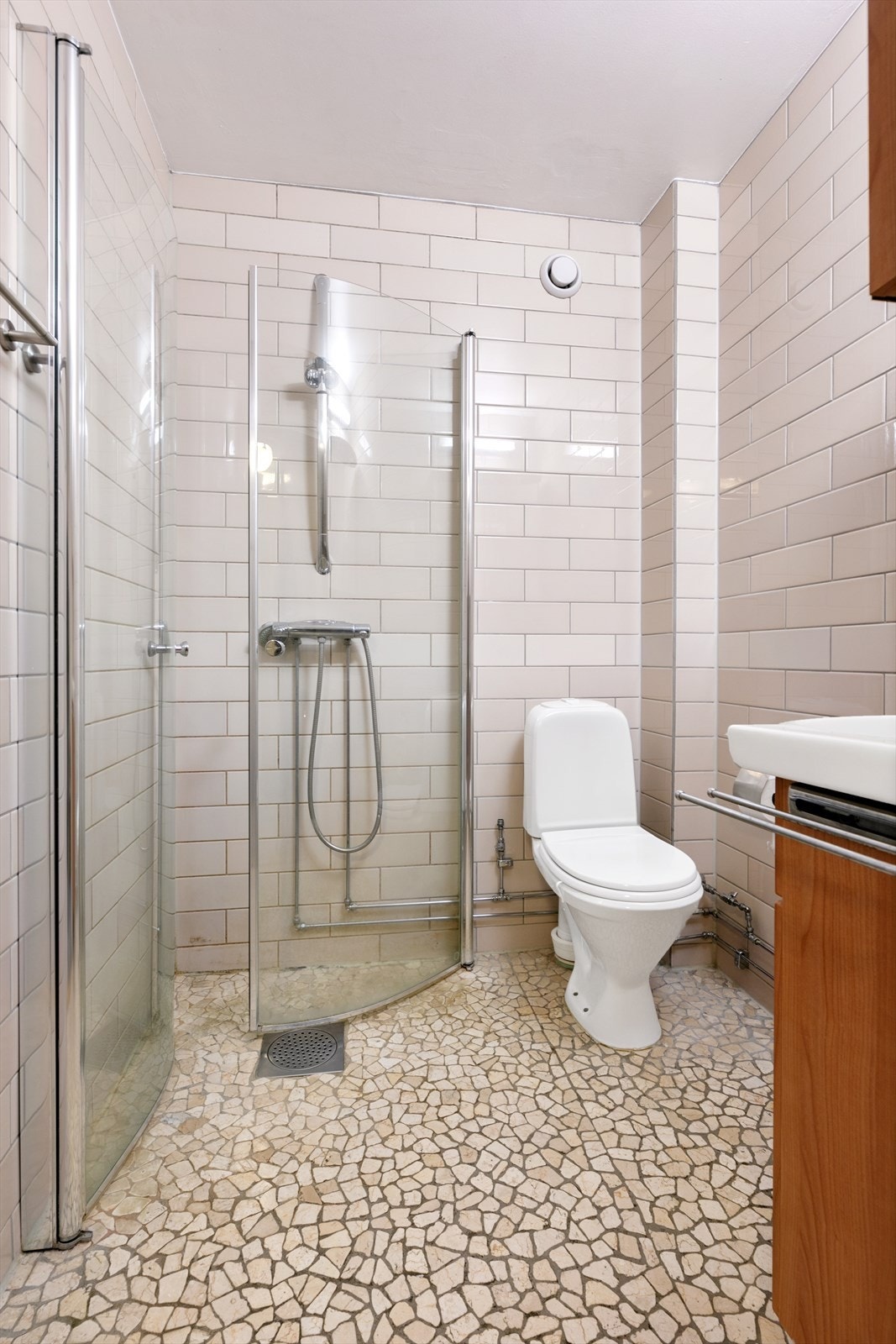 Steinfliser både på vegg og gulv. Galleribilde