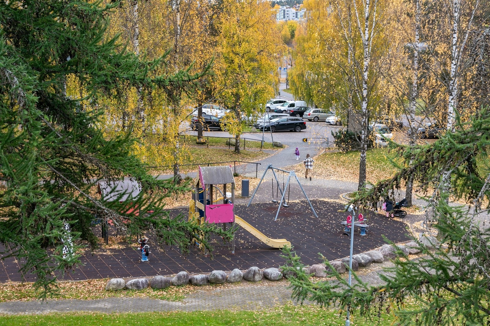 Kort gange til stor lekeplass. Galleribilde