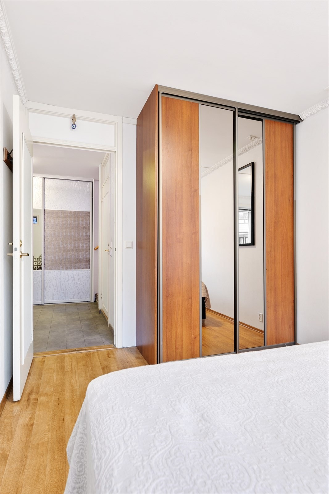 Soverom 3 er også innredet med en stor skyvedørsgarderobe. Stort speil gir rommet et åpent preg. Galleribilde