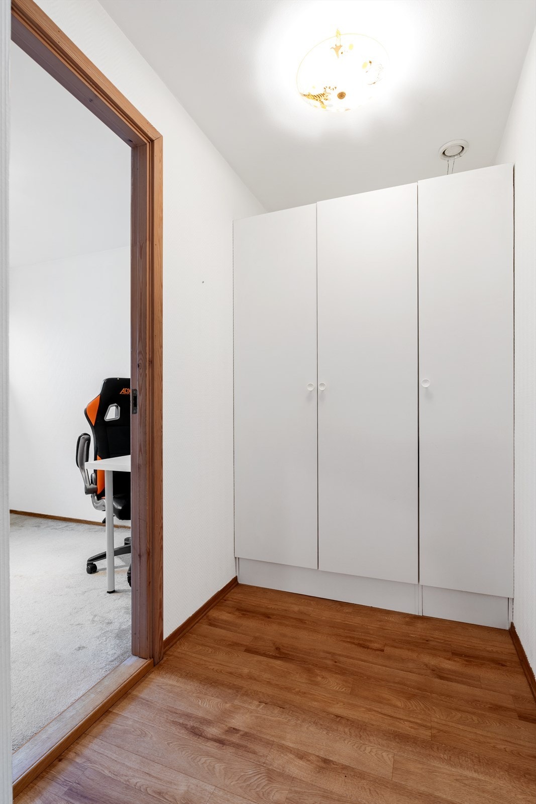 Gangen mellom soverom 1 og 2 er innredet med et stort skap som kan benyttes til oppbevaring. Galleribilde