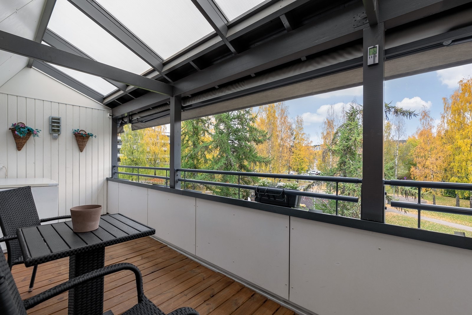 Et herlig uterom der fine dager kan nytes vel som flotte kvelder. Det er montert markise. Galleribilde