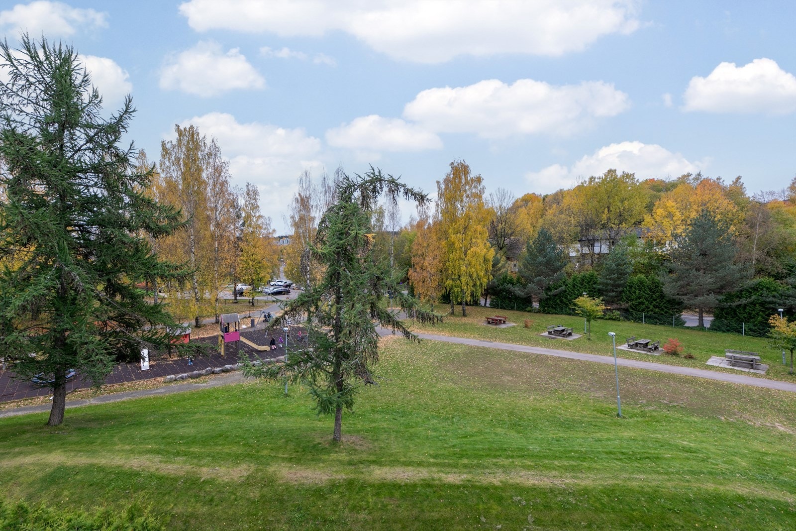 Balkongen er vendt mot hyggelige grøntarealer og er godt skjermet for innsyn. Galleribilde