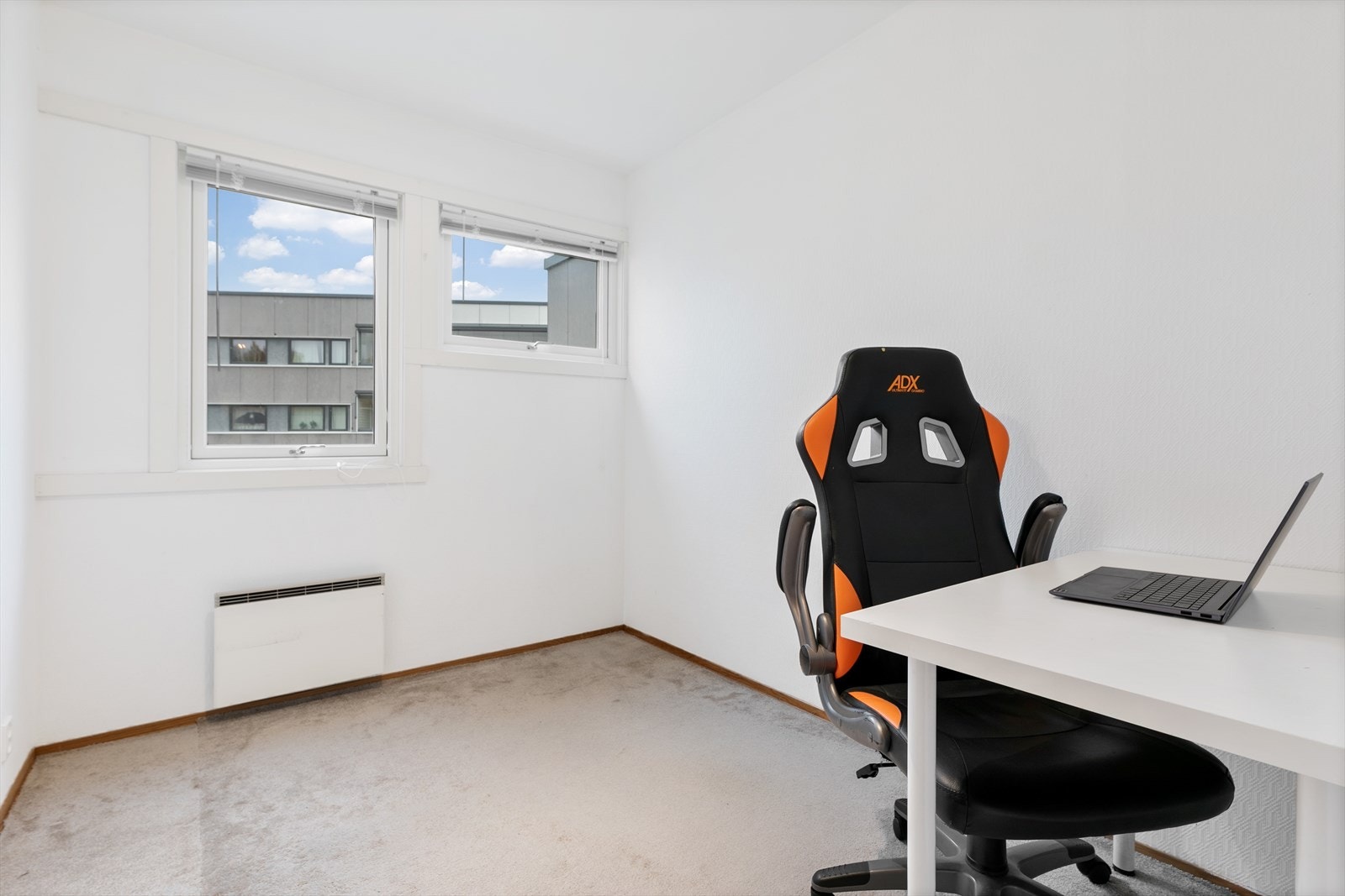 Soverom 2 benyttes i dag som kontor/gamingrom - innredet med et mykt og behagelig vegg til vegg teppe. Galleribilde