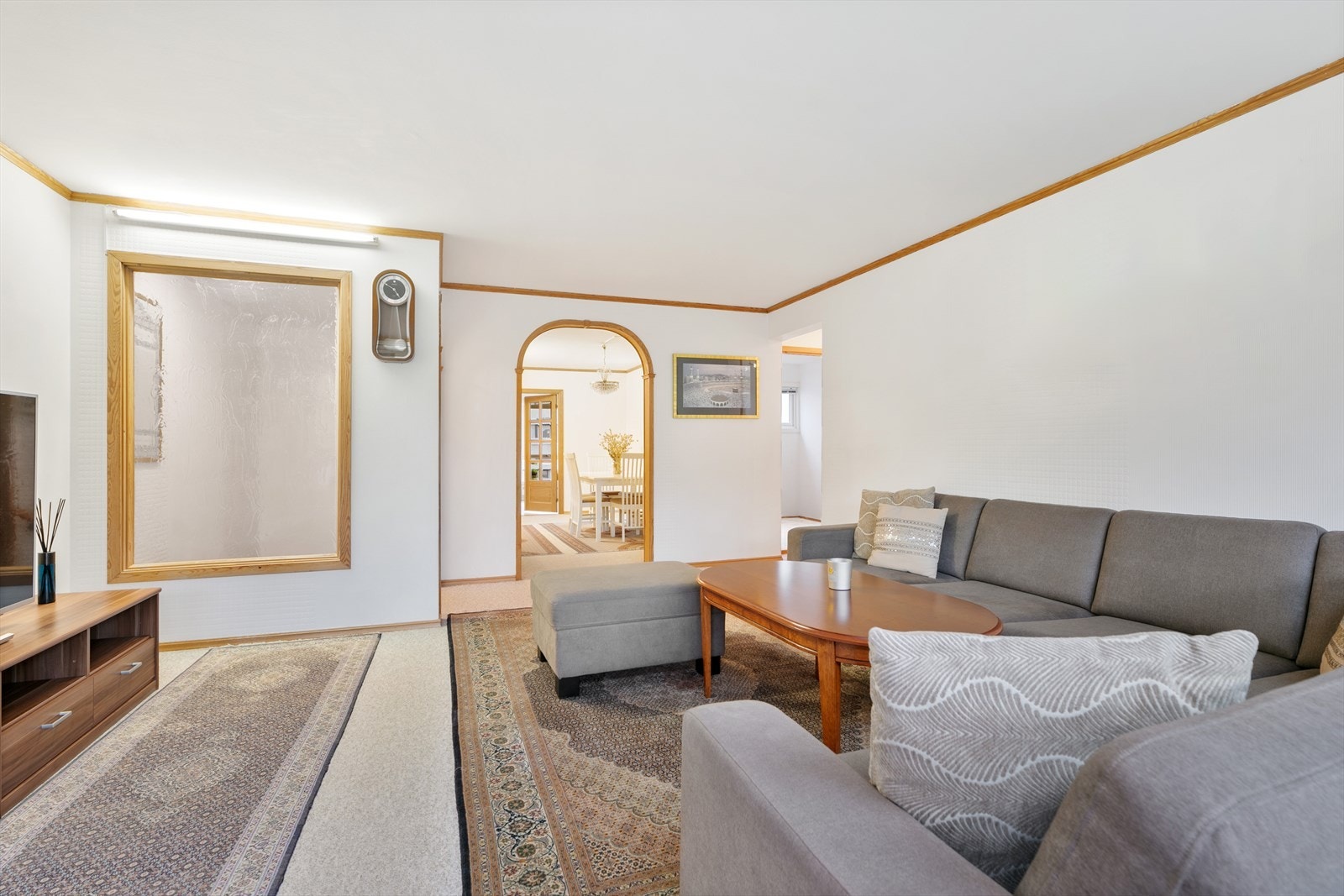 Egen spisestue som adskilles fra stue med en praktisk og sjarmerende buegang. Galleribilde