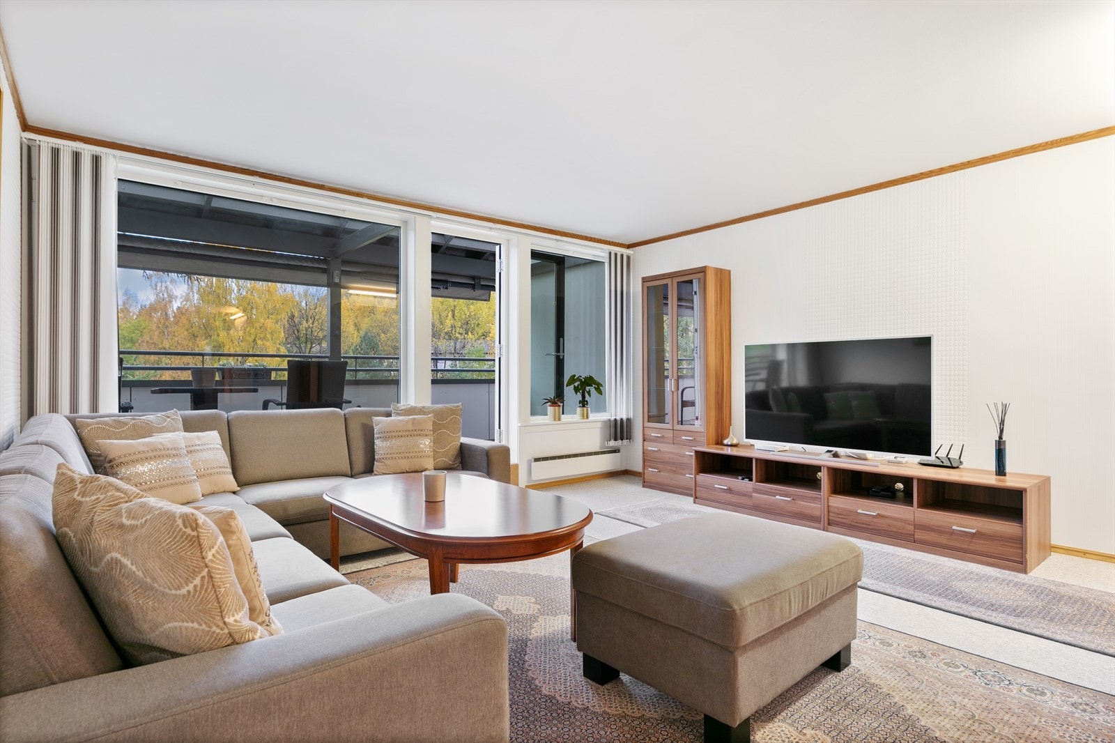 Romslig stue med mange innredningsmuligheter. Galleribilde