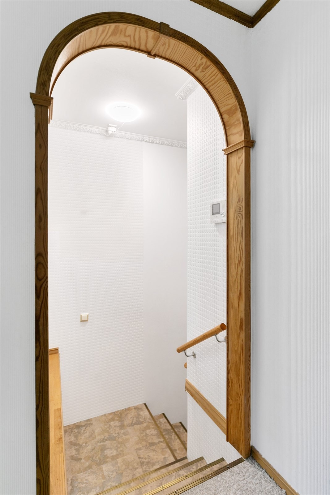 Trapp fører ned til leilighetens første etasje. Galleribilde