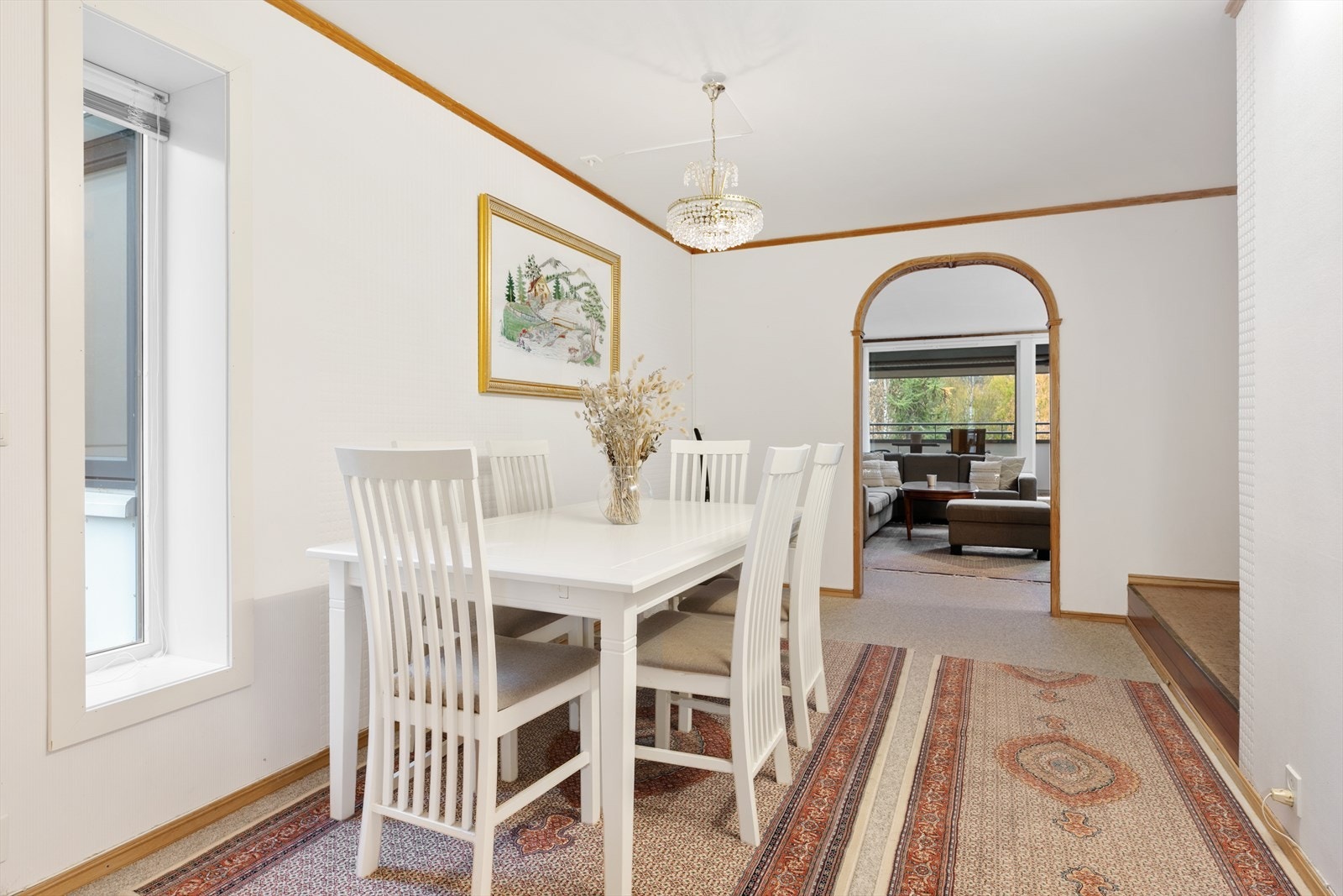 Spisestuen er romslig med god plass til spisebord og tilhørende møblement. Galleribilde