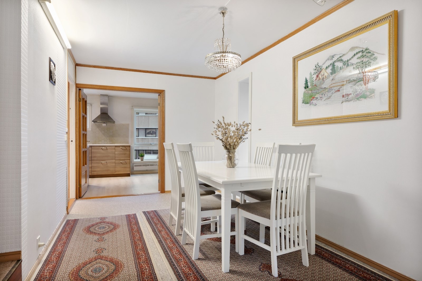 Kjøkkenet adskilles fra spisestue med en sjarmerende tredør som kan åpnes og lukkes ved behov. Galleribilde