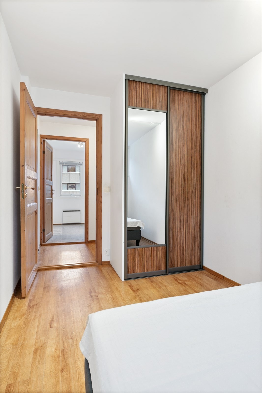 Soverom 1 er innredet med en skyvedørsgarderobe som gjør det lettere å oppbevare og organisere klær o.l. Galleribilde