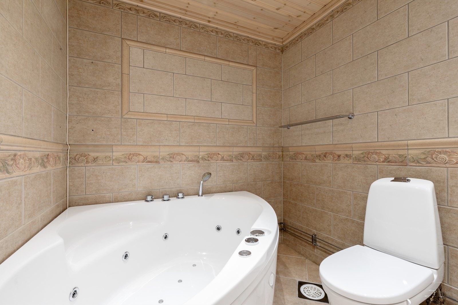 Boblebadet er stort og romlig med plass til flere - her kan man koble av etter en lang dag. Galleribilde