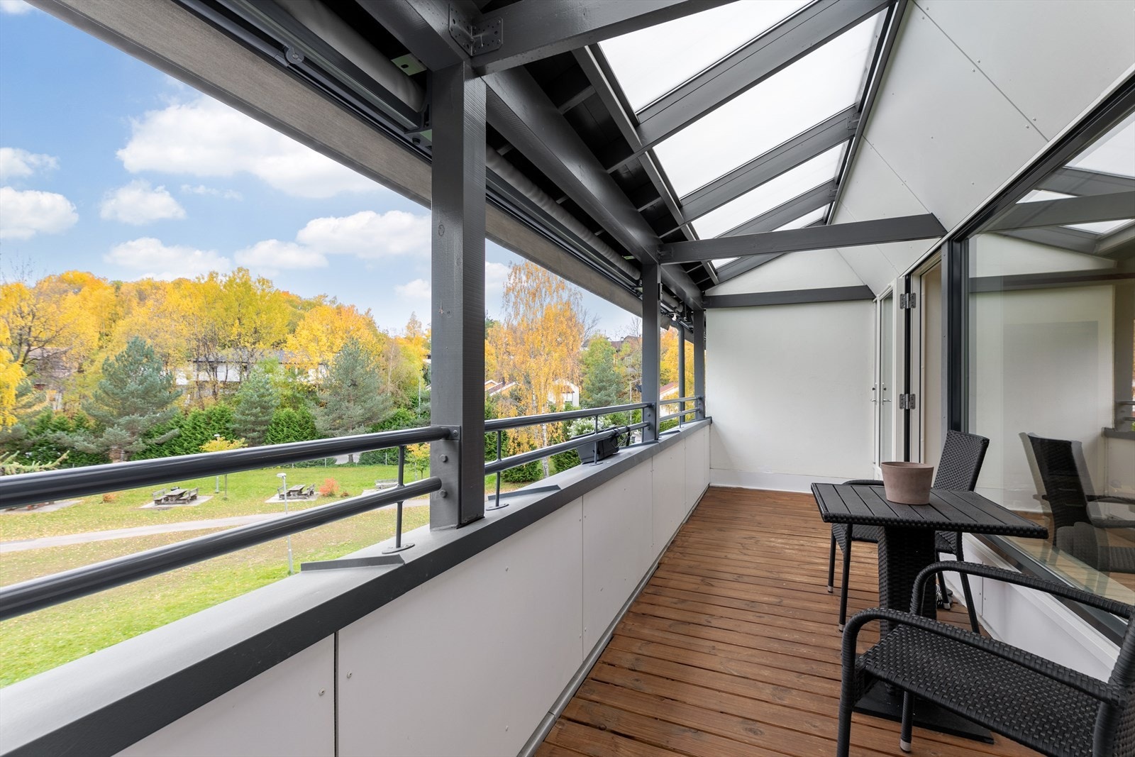 Velkommen til Vestre Haugen 32! Presenteres av Arsalan Syed v/ EiendomsMegler 1.Boligen har en romslig og usjenert balkong med god plass til utemøblement som sittegruppe o.l. Galleribilde