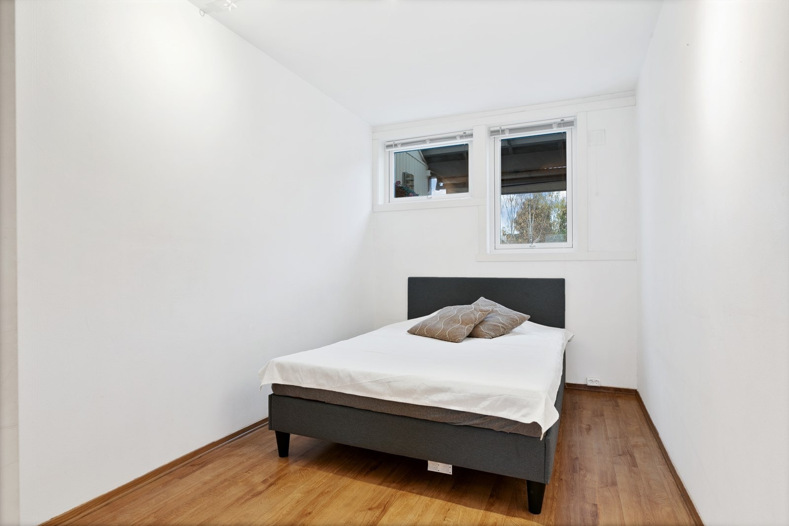 Soverom 1 befinner seg i første etasje. Rommet er av fin størrelse med gode muligheter for møblering. Galleribilde