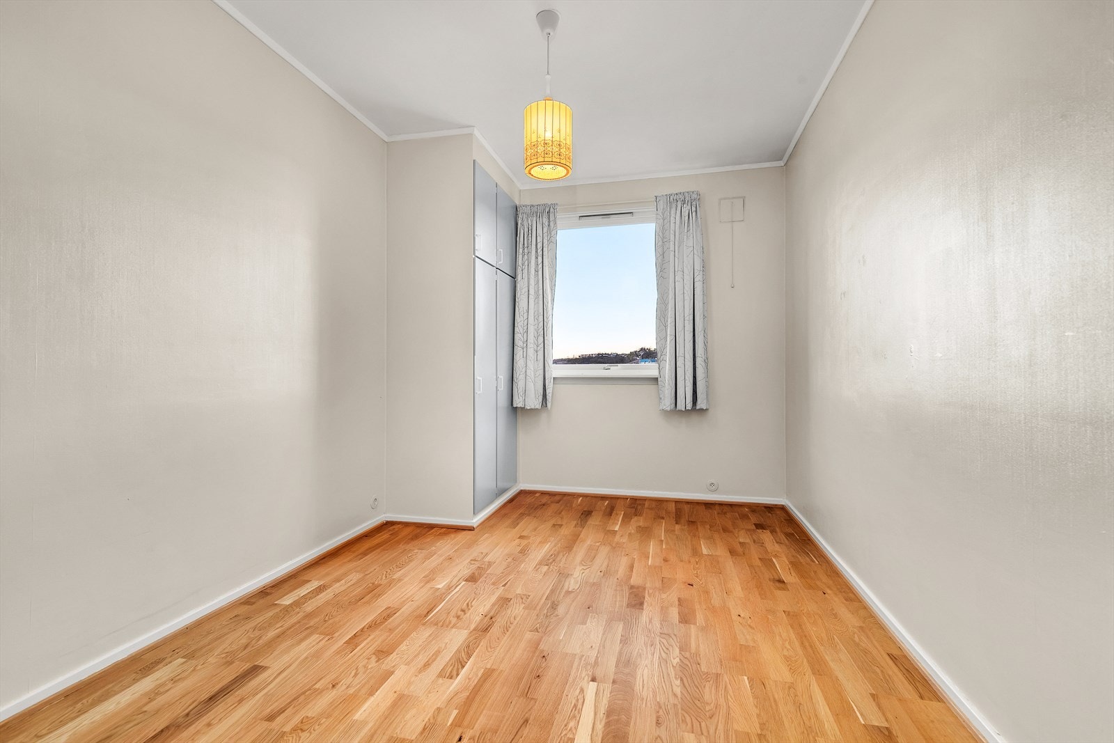 Romslig soverom med god plass for dobbeltseng og nattbord. Galleribilde