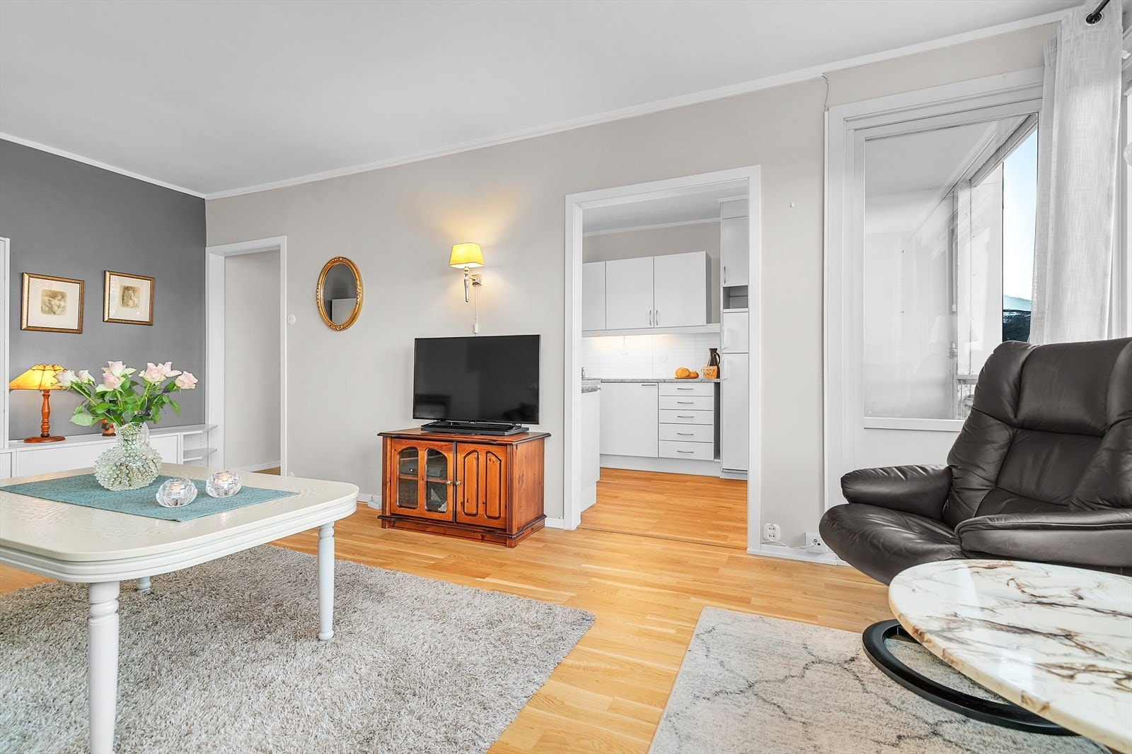 Leiligheten er jevnlig vedlikeholdt, hvor vegger ble malt i 2018 og det ble lagt ny parkett i alle rom i 2019. Galleribilde