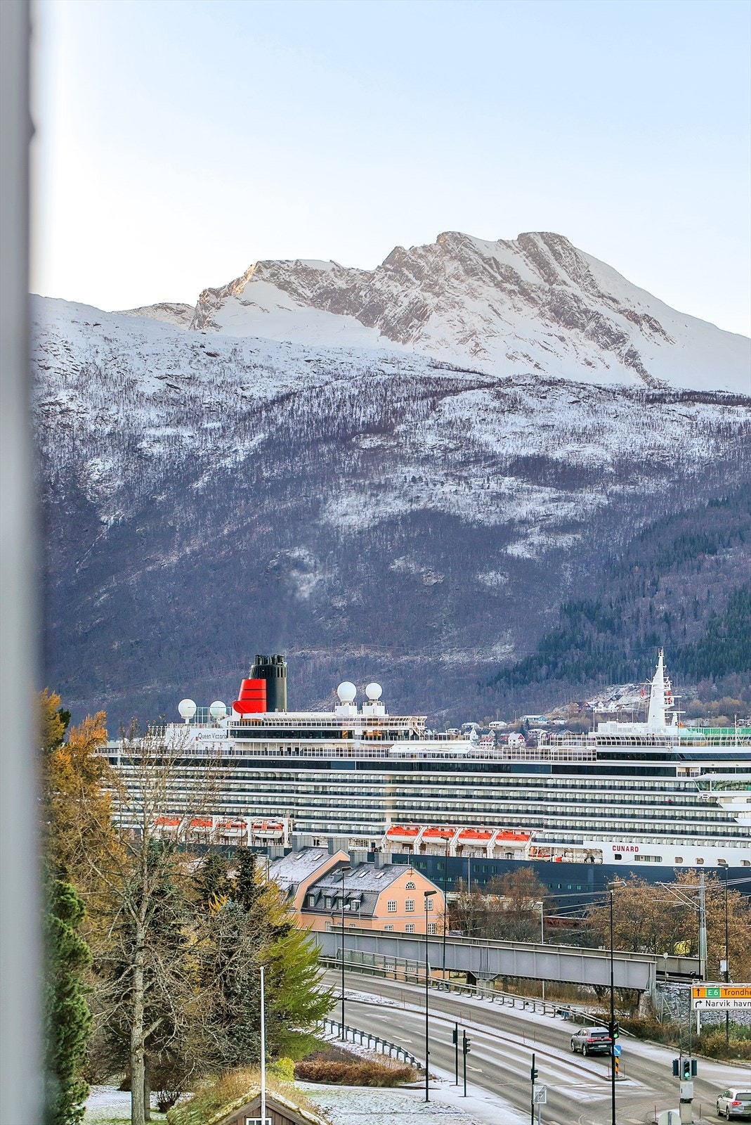 Leilighetens beliggenhet gjør at man har fritt utsyn utover byen, mot Ankenes og Den Sovende Dronning. Fra balkongen har man også gode solforhold. Galleribilde