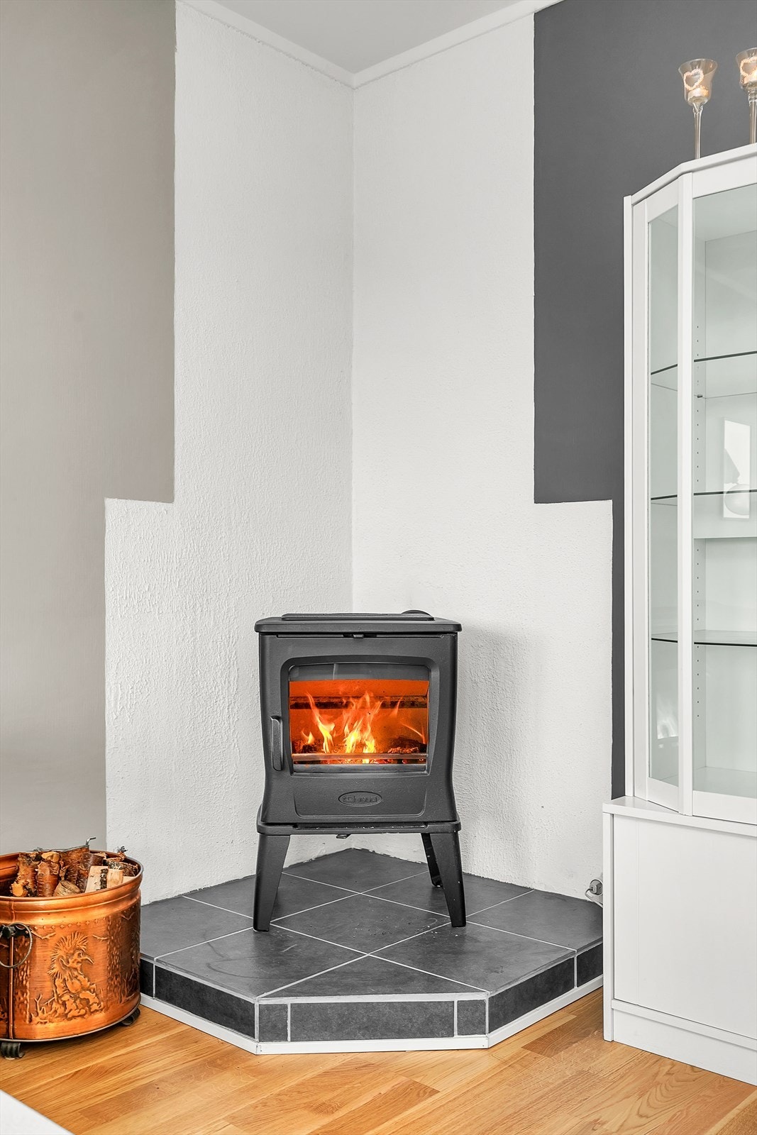 Leiligheten er også utstyrt med vedovn, noe som sørger for god varme på kalde vinterdager. Vedovnen bidrar også til en lun atmosfære i rommet. Galleribilde