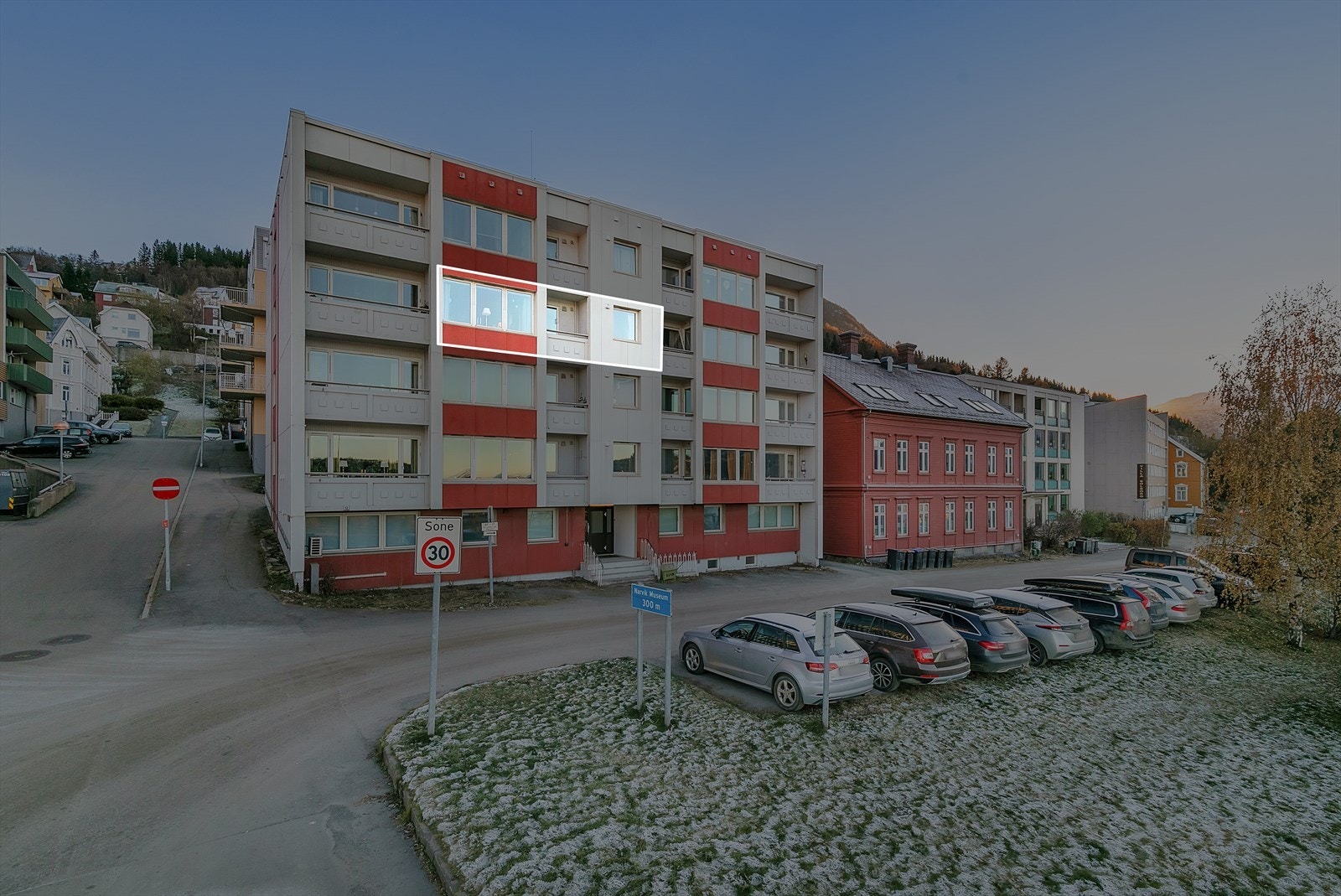 Leiligheten ligger i byggets 3.etasje, og har flere attraktive kvaliteter som blant annet balkong, parkeringsmuligheter og to boder. Galleribilde