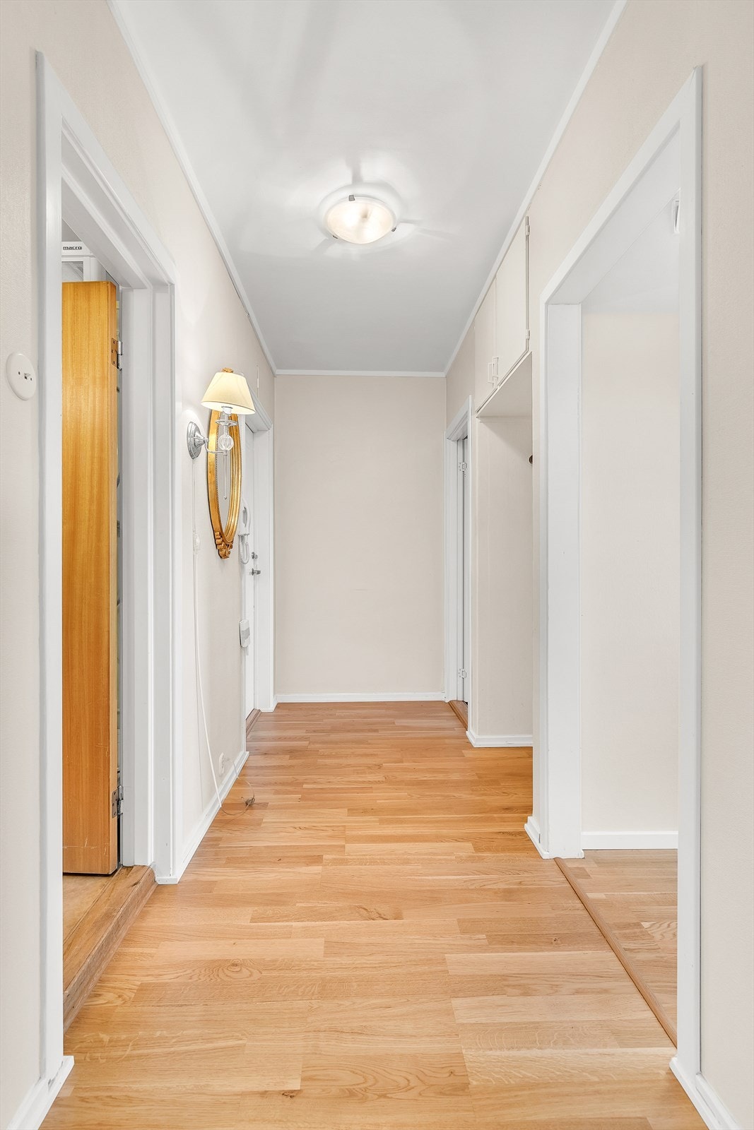 Velkommen inn! Forbi inngangsdøren venter en flott leilighet, med praktisk planløsning. Galleribilde