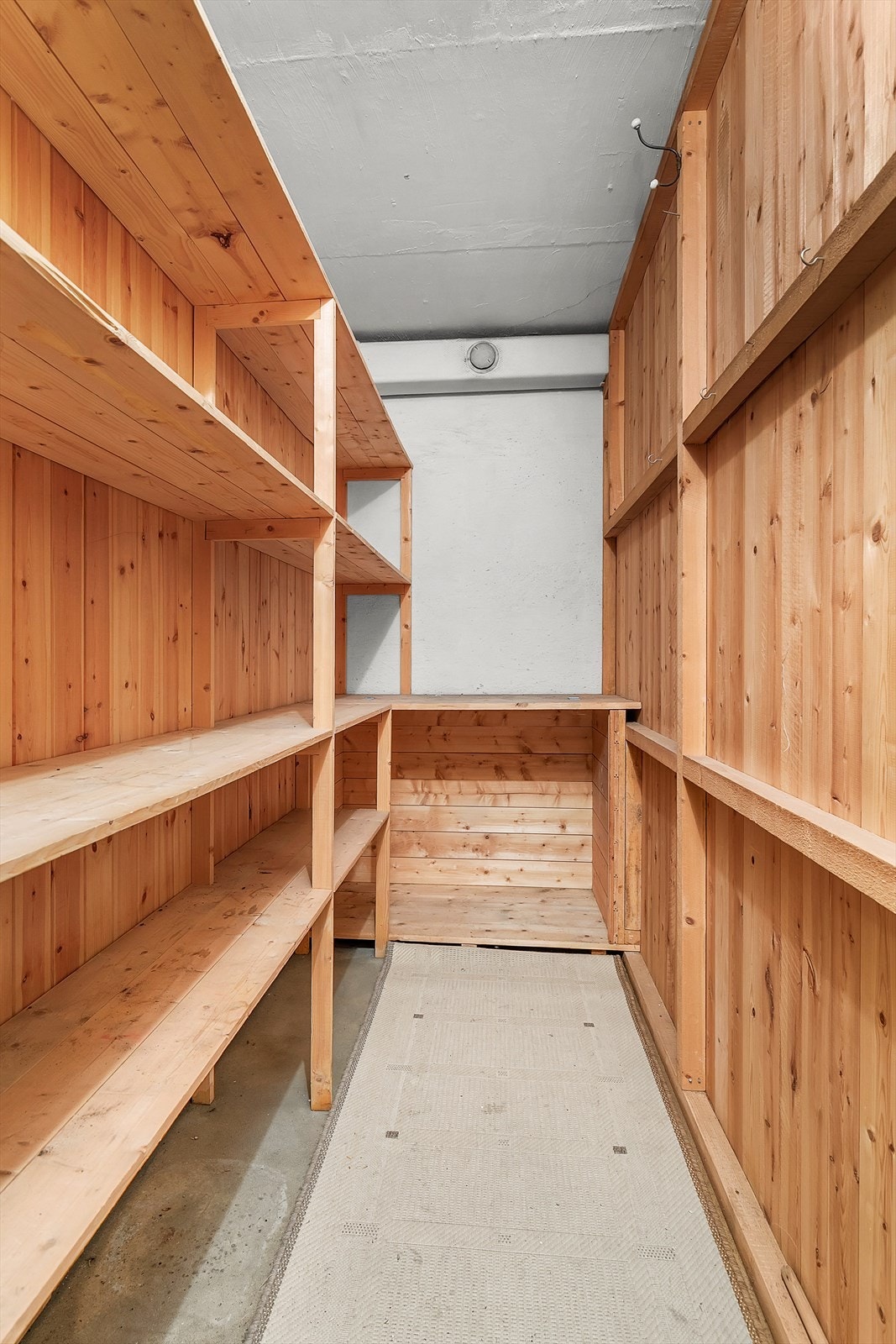 Det er rikelig med plass for oppbevaring av diverse utstyr i hele to romslige boder. Galleribilde