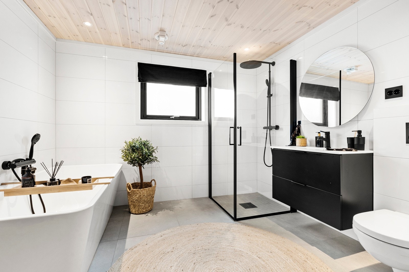 Pent bad med både dusj og badekar Galleribilde