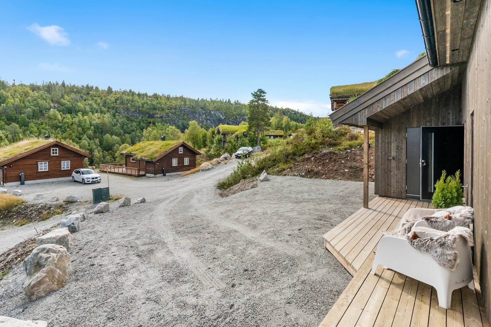 Parkering på egen tomt i gruset innkjørsel Galleribilde