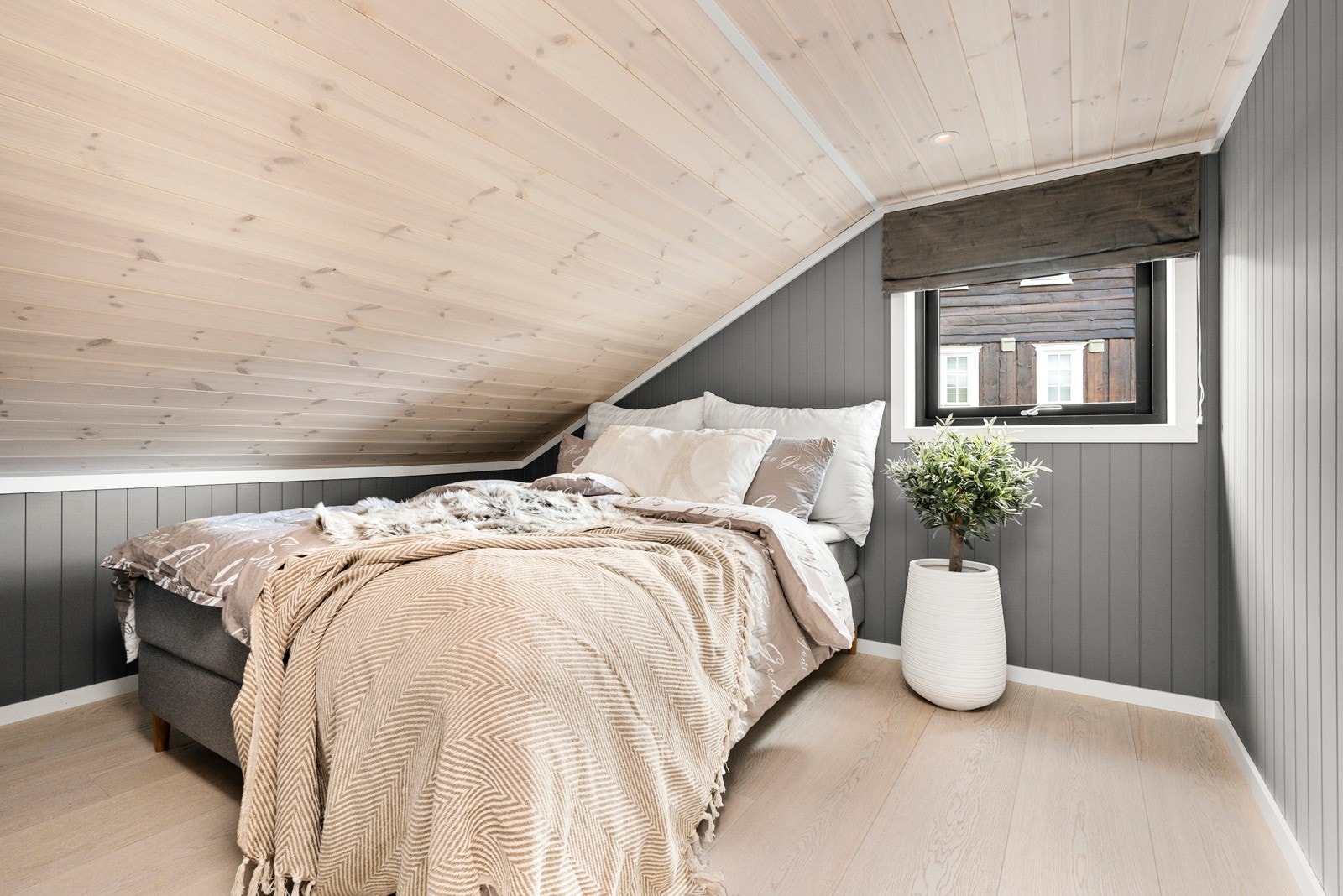 Ikke-målbart loftsareal - "soverom 3" Galleribilde