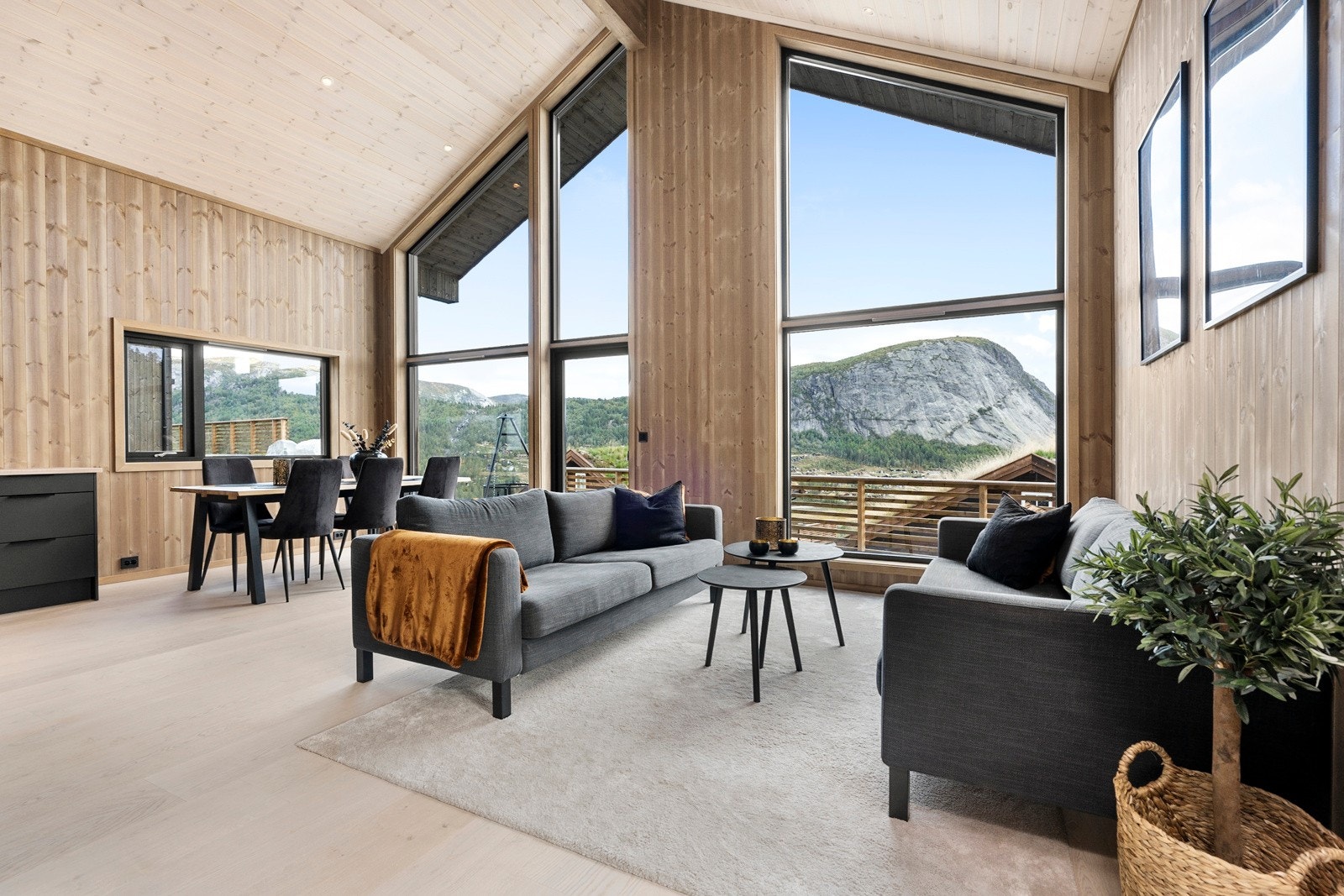 Store vindusflater og god takhøyde - varmekabler i hele 1. etasje bortsett fra soverom Galleribilde