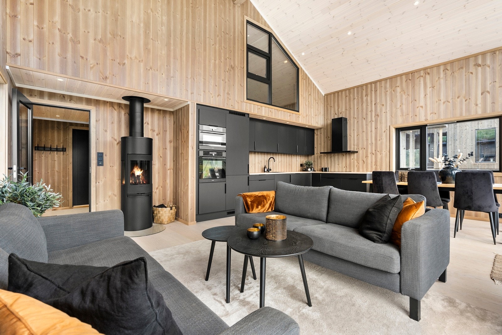 Vedovn i stuen - legg merke til vinduer til loftsetasjen Galleribilde