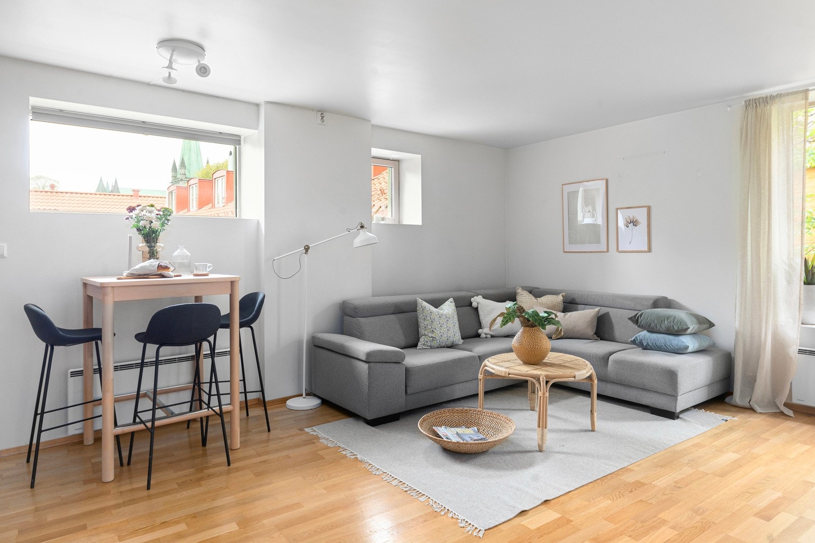 Stor stue med god plass til sofaløsning og spisebord. Galleribilde