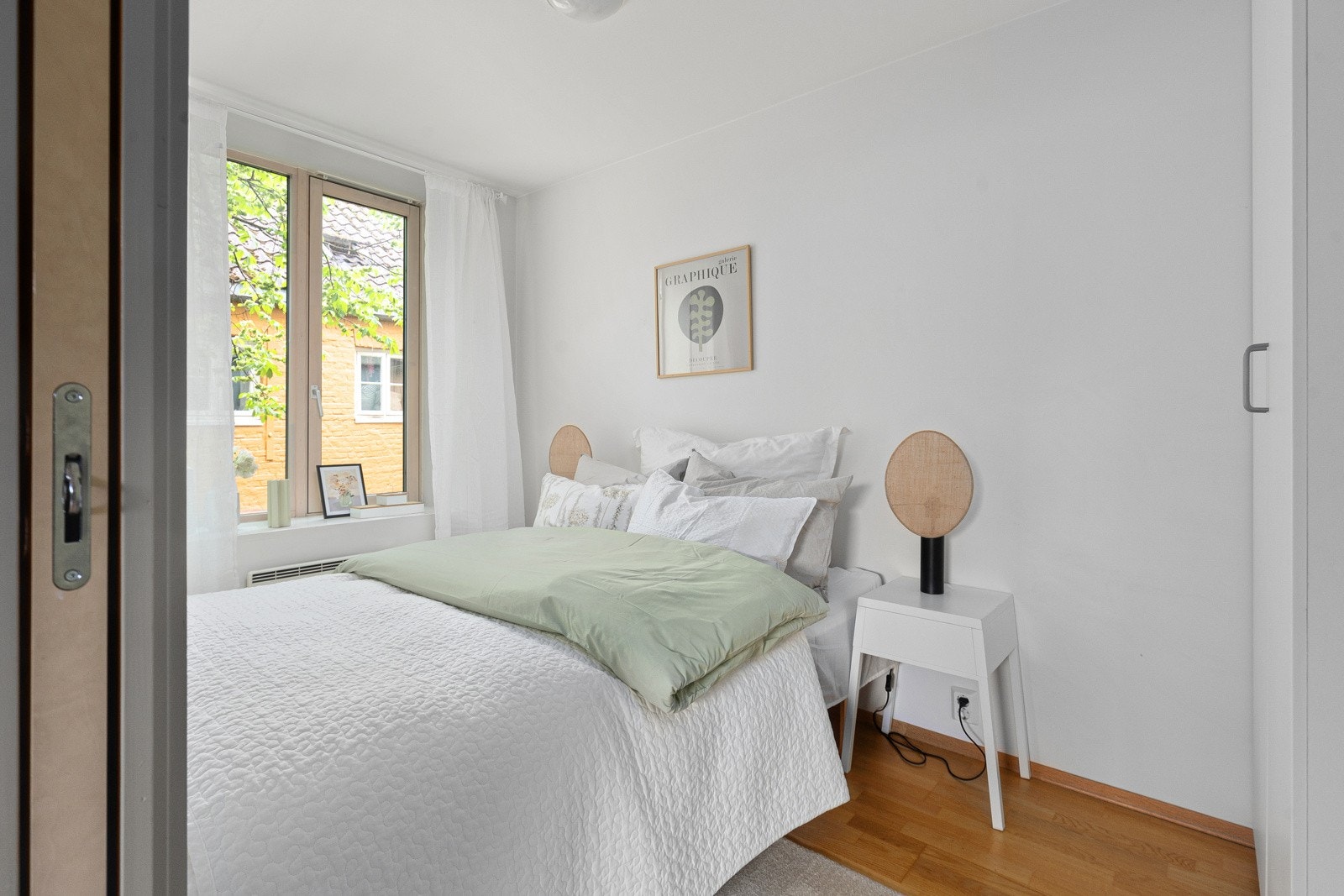 Soverom vendt mot rolige omgivelser. Galleribilde