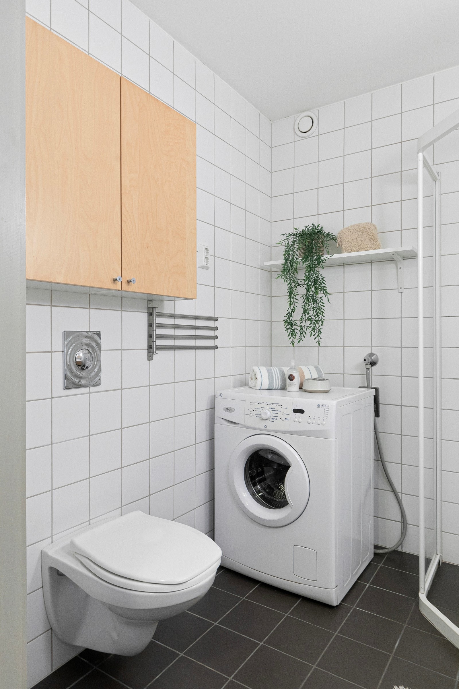 Badet inneholder: innredning med servant, dusjnisje, toalett og opplegg for vaskemaskin. Galleribilde