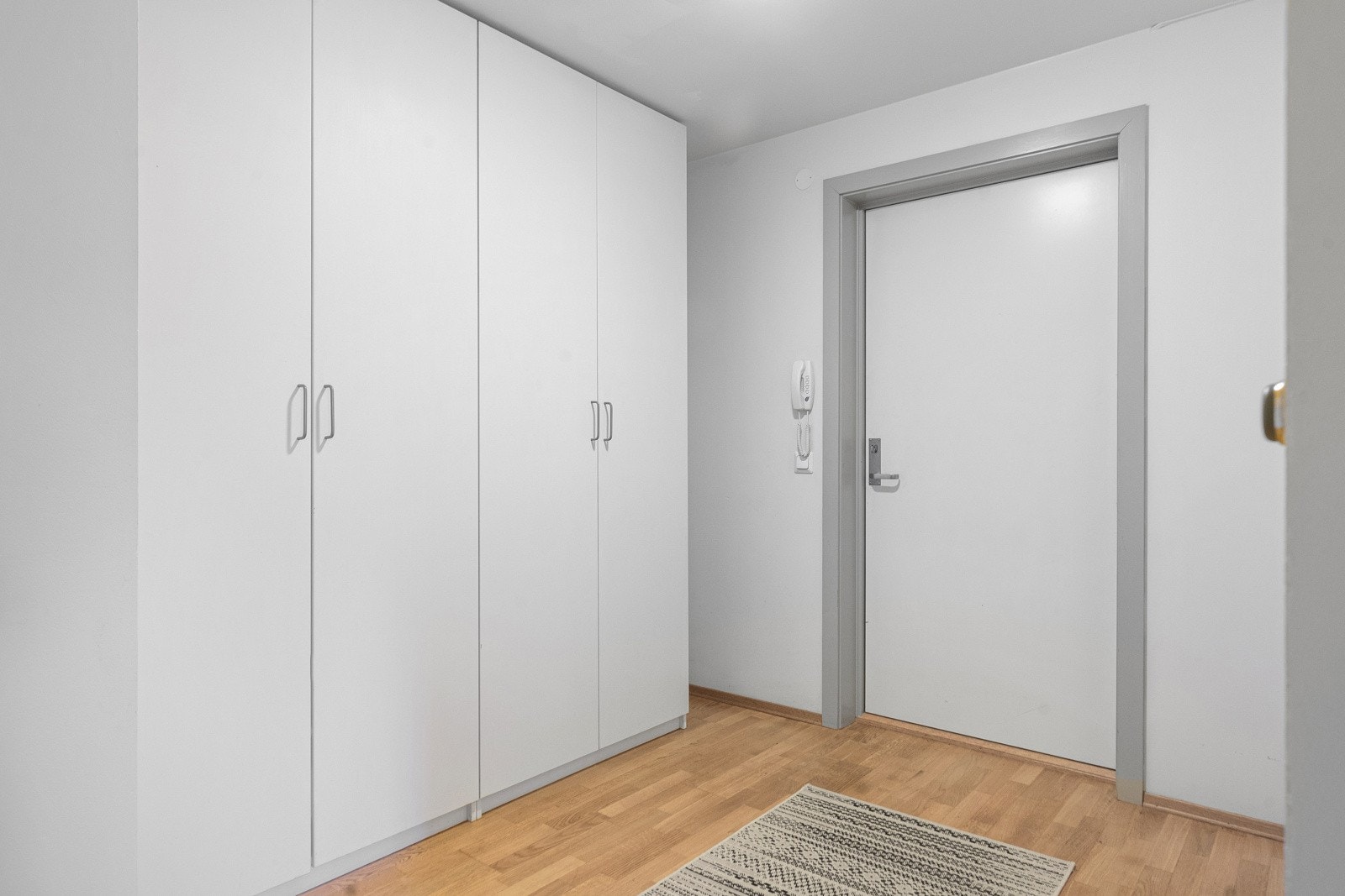 Leiligheten har adkomst via felles inngangsparti og trapperom. Galleribilde