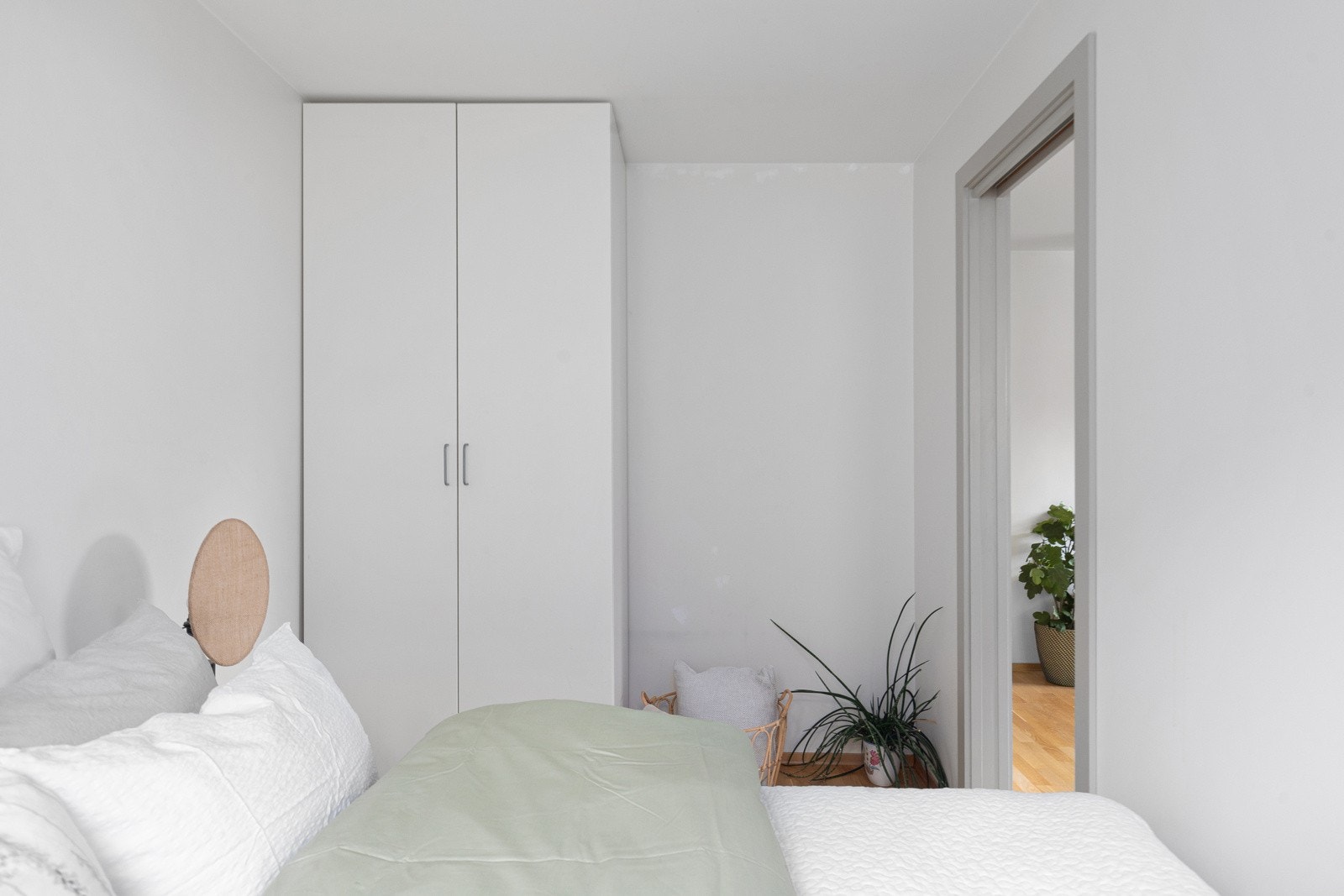 Garderobe medfølger i handelen. Galleribilde