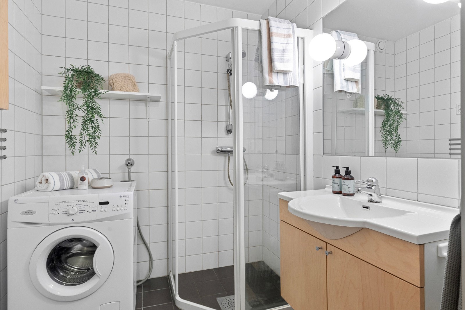 Pent flislagt bad med varmekabler i gulv. Galleribilde