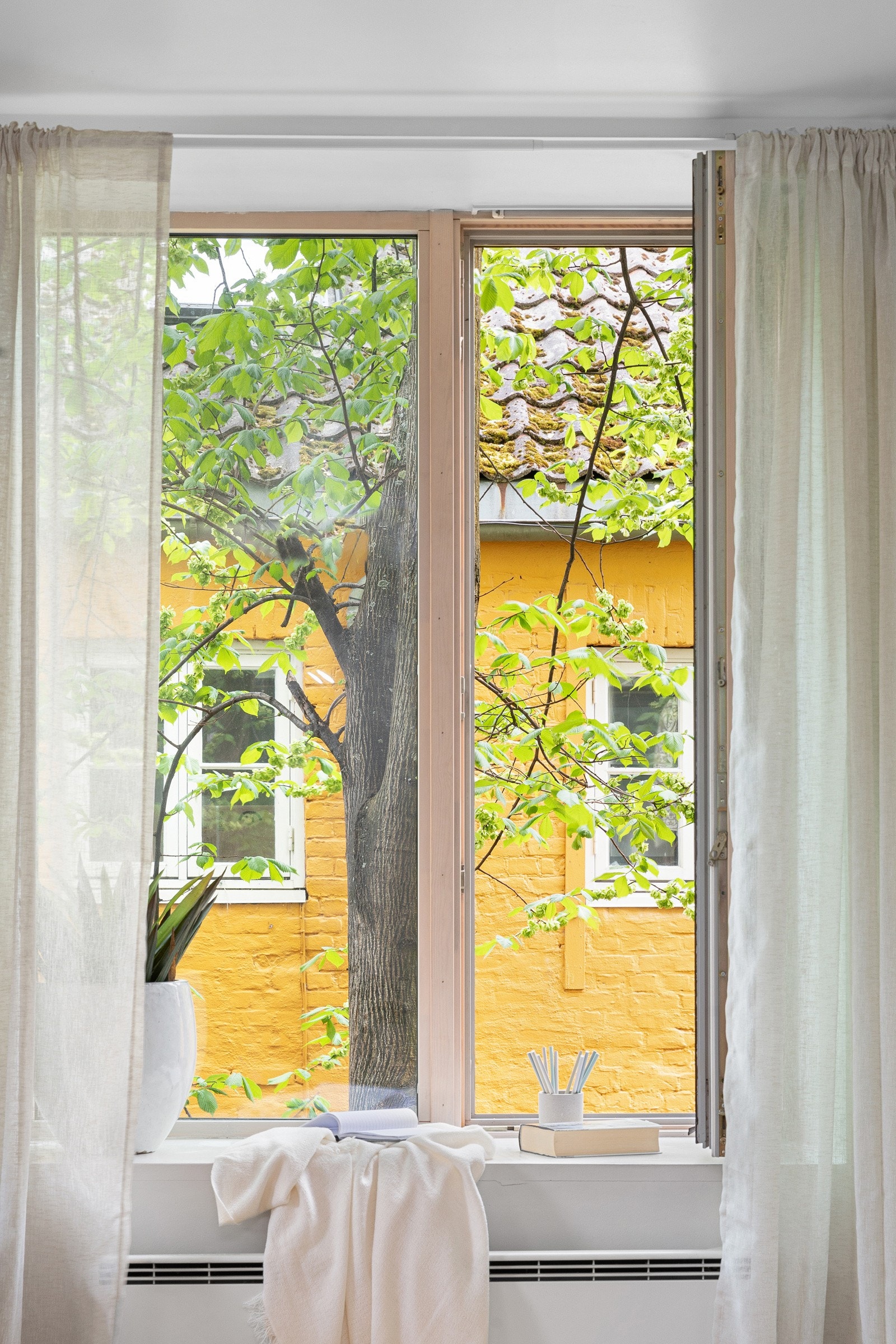 Dype vinduskarmer godt egnet som lesekrok eller hylle. Galleribilde