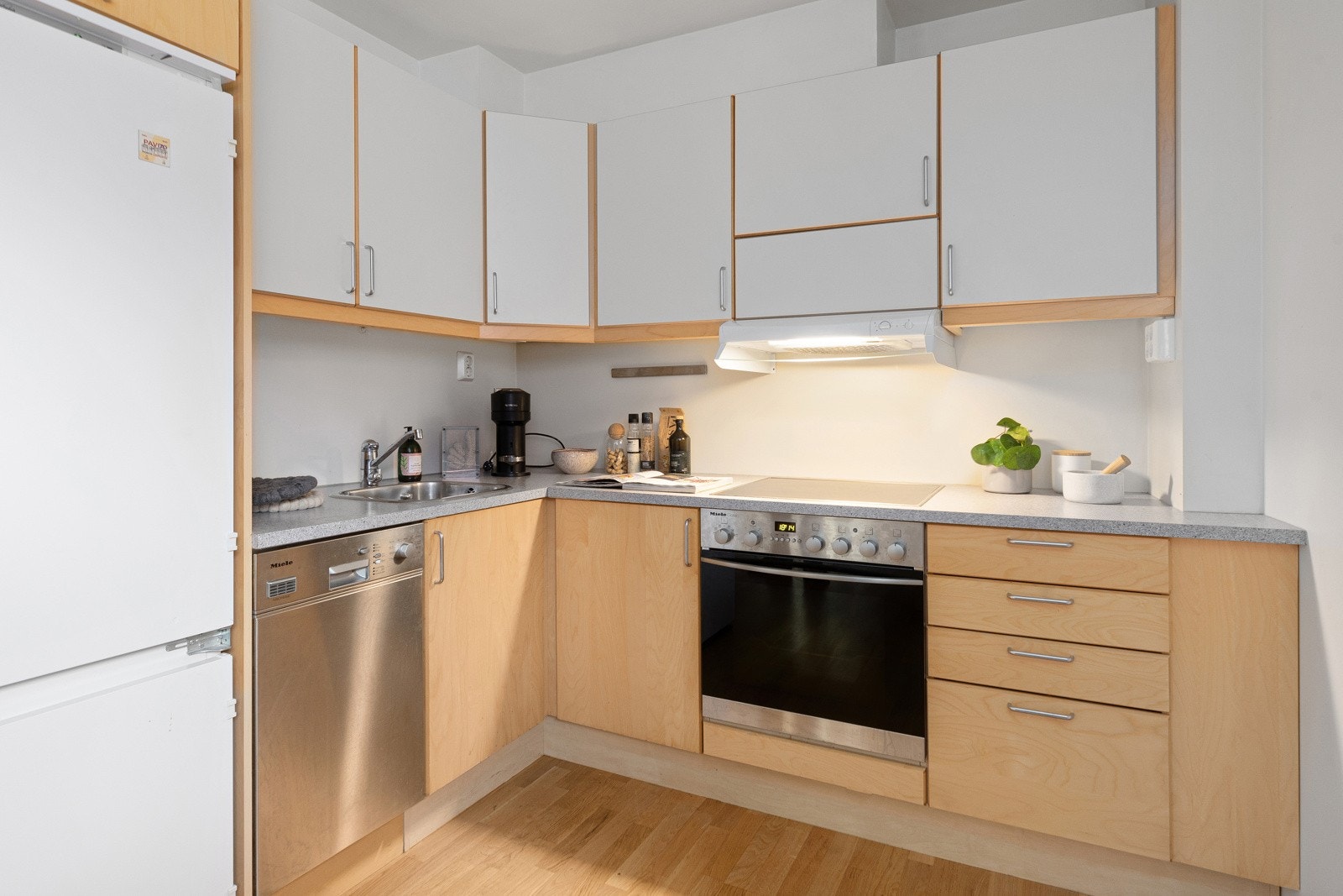 Kjøkkenet har mye skap- og benkeplass. Galleribilde