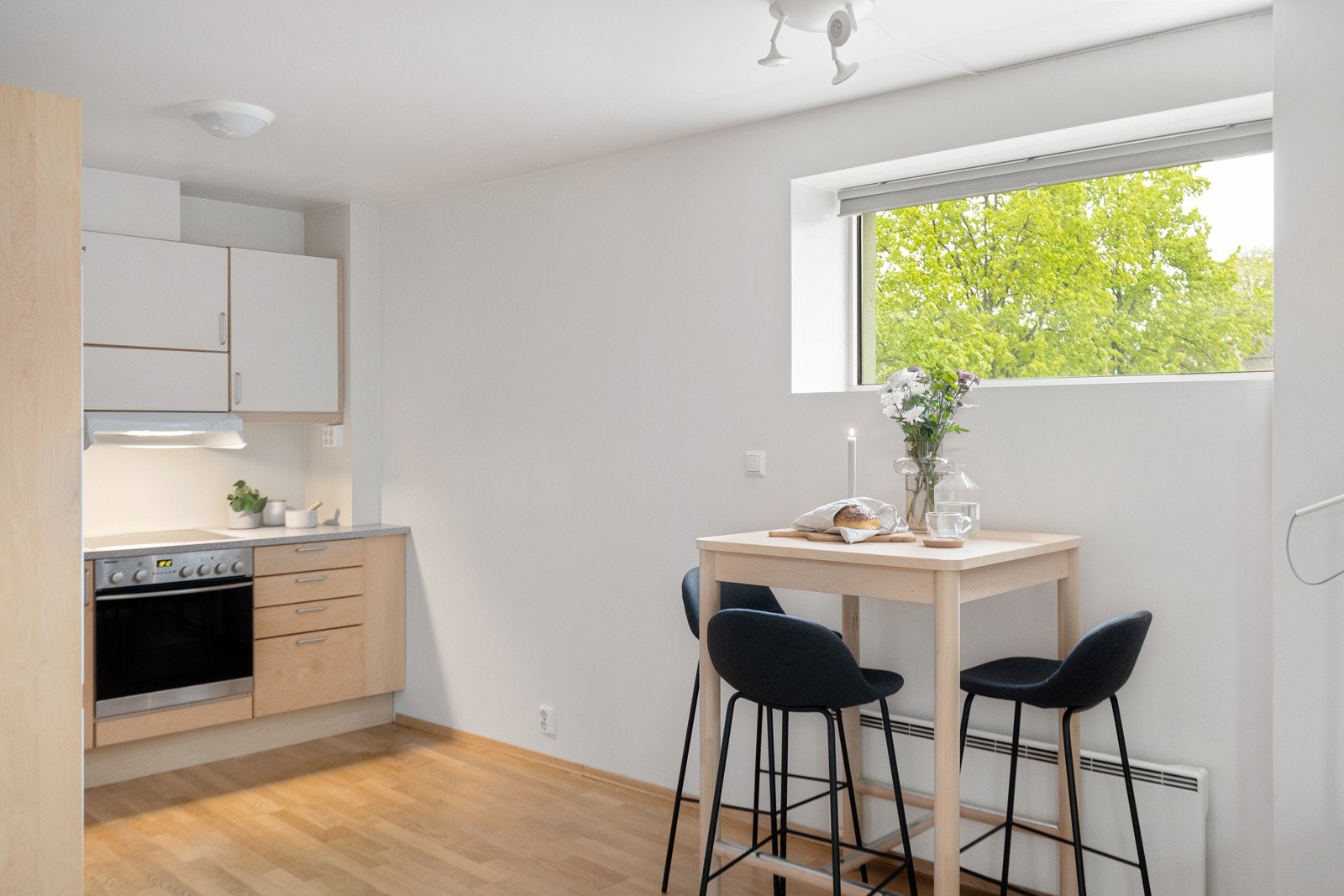 De mange vinduene gir mye lys og forsterker den gode romfølelsen. Galleribilde